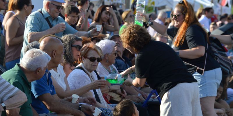 El Bòjum ha repartit xarops de menta entre el públic. FOTO: Nora Muñoz El Bòjum ha repartit xarops de menta entre el públic. FOTO: Nora Muñoz