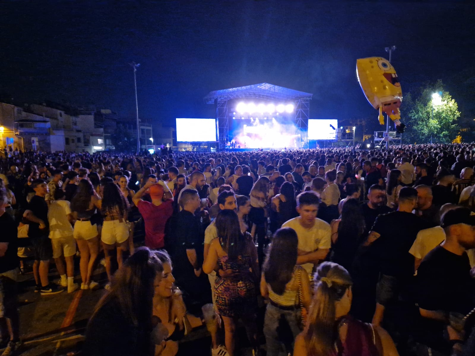 Multitud de gent a l'Escardívol durant un concert de Versión Imposible. FOTO: Cedida