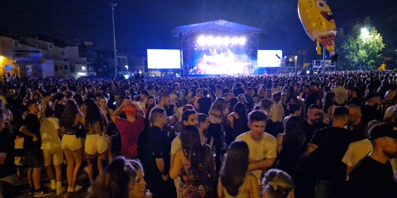 Multitud de gent a l'Escardívol durant el concert de Versión Imposible. FOTO: Cedida