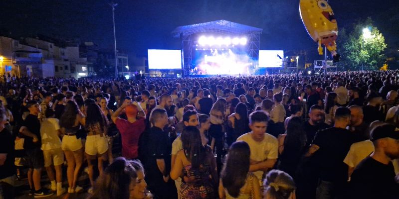 Multitud de gent a l'Escardívol durant el concert de Versión Imposible. FOTO: Cedida Multitud de gent a l'Escardívol durant el concert de Versión Imposible. FOTO: Cedida