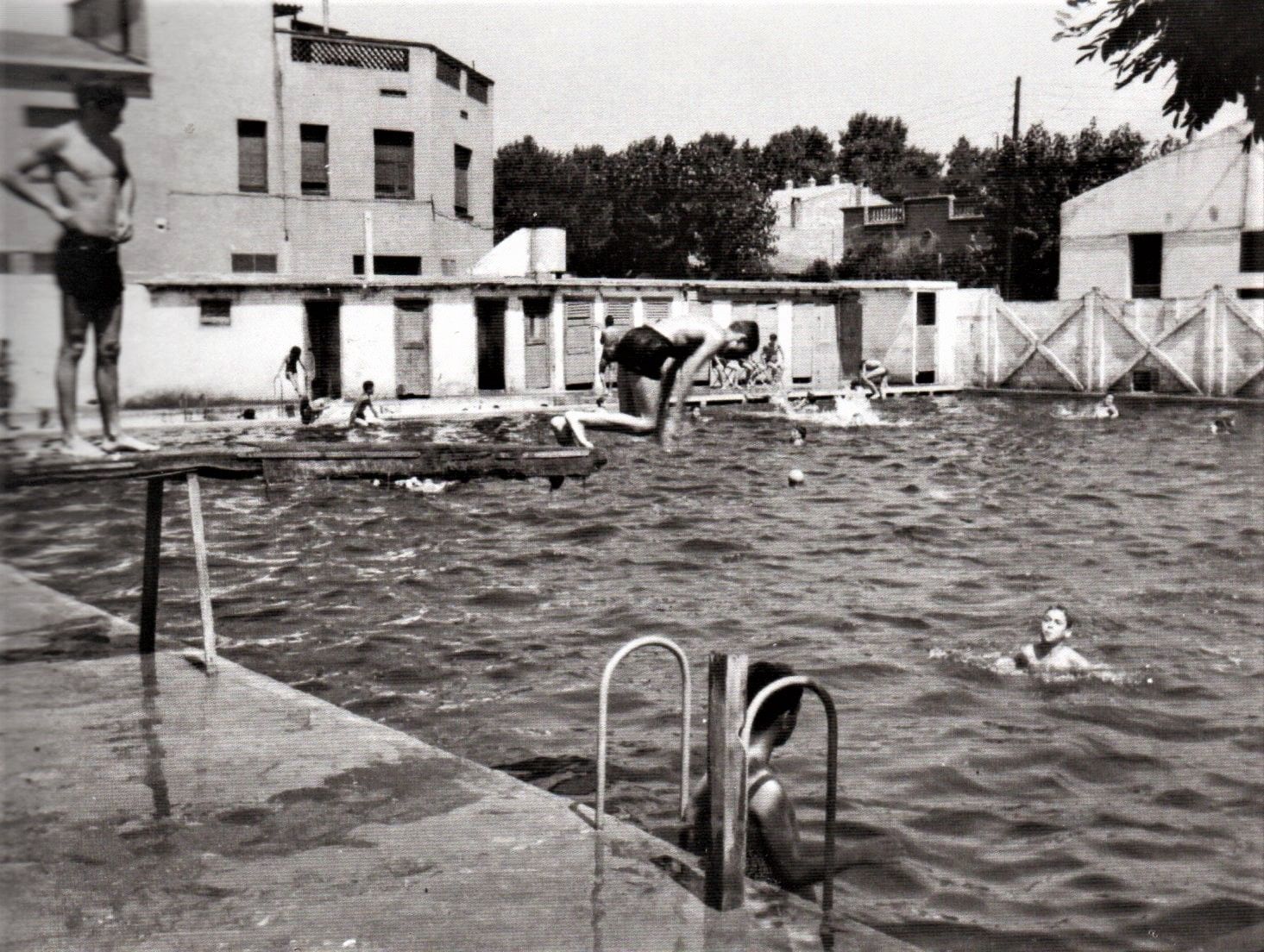 La piscina municipal dels anys 50. FOTO: Josep Feliubadaló La piscina municipal dels anys 50. FOTO: Josep Feliubadaló