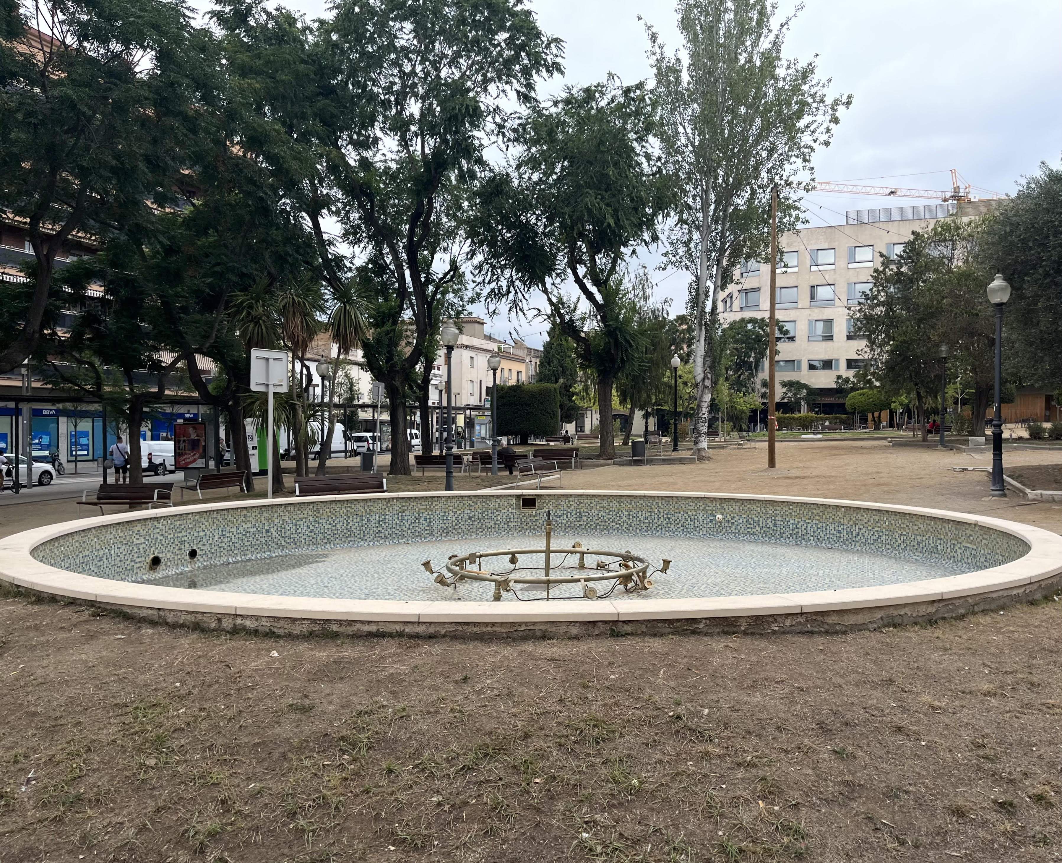 La font de la plaça Doctor Pearson sense aigua. FOTO: Pablo Sánchez-Montañés