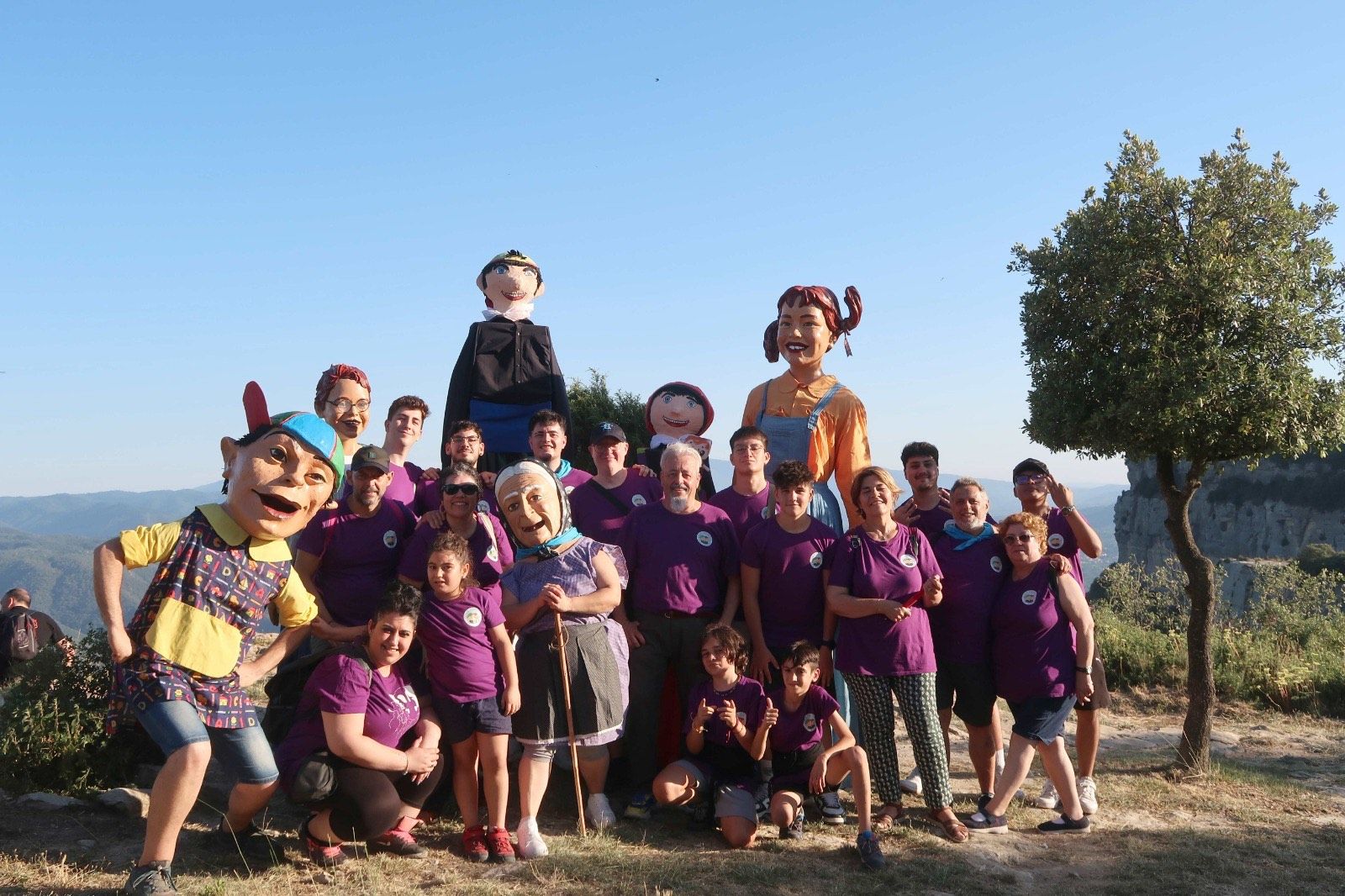 Els geganters de Ca n’Oriol van gaudir d’una visita a Olot, on van fer parada al Museu dels Sants i una excursió per Rupit. FOTO: Geganters de Ca n'Oriol