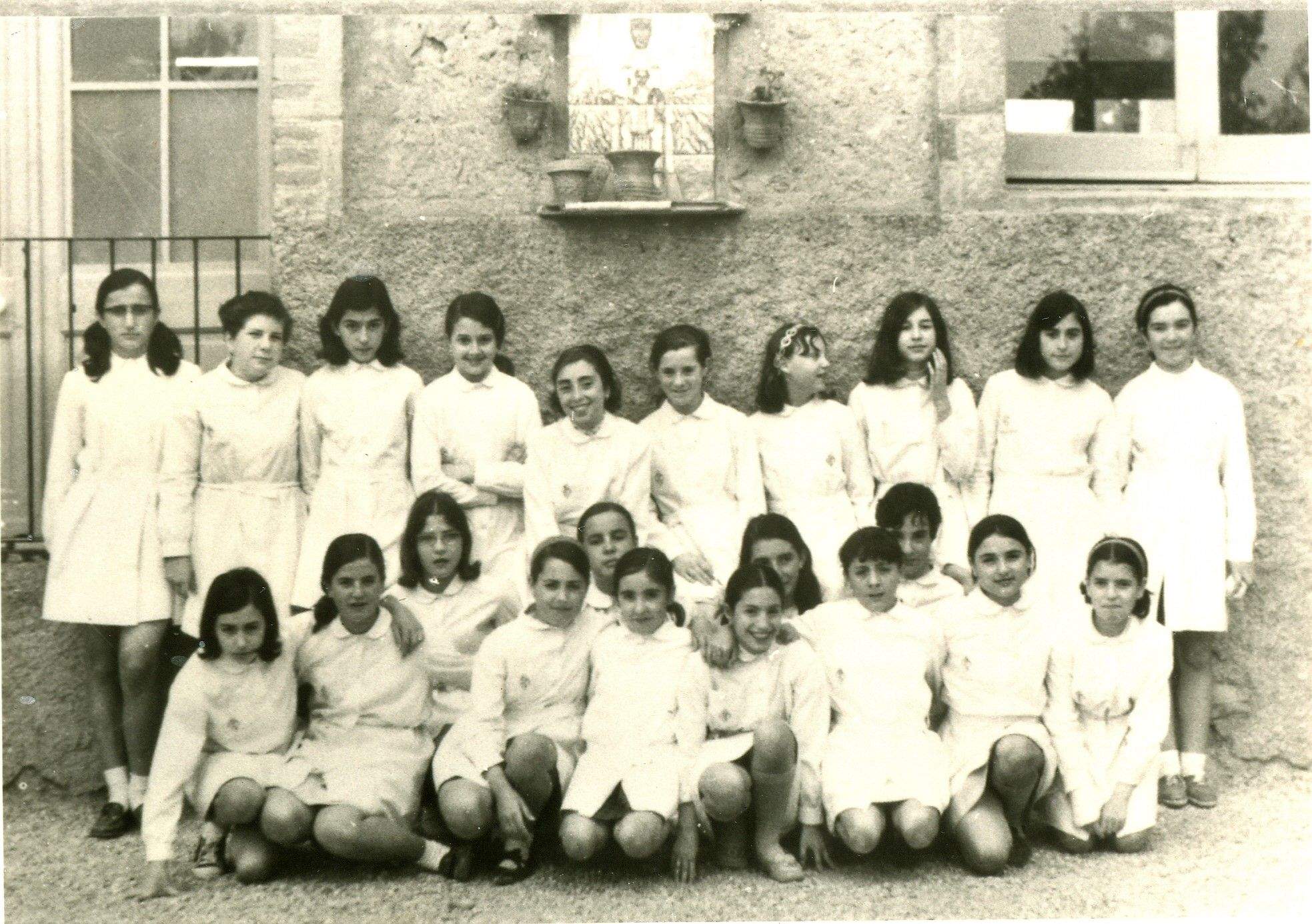 Grup d’alumnes de la secció de nenes del centre molt del curs 1968-1969. Foto: Arxiu de l’Escola Mare de Déu de Montserrat 