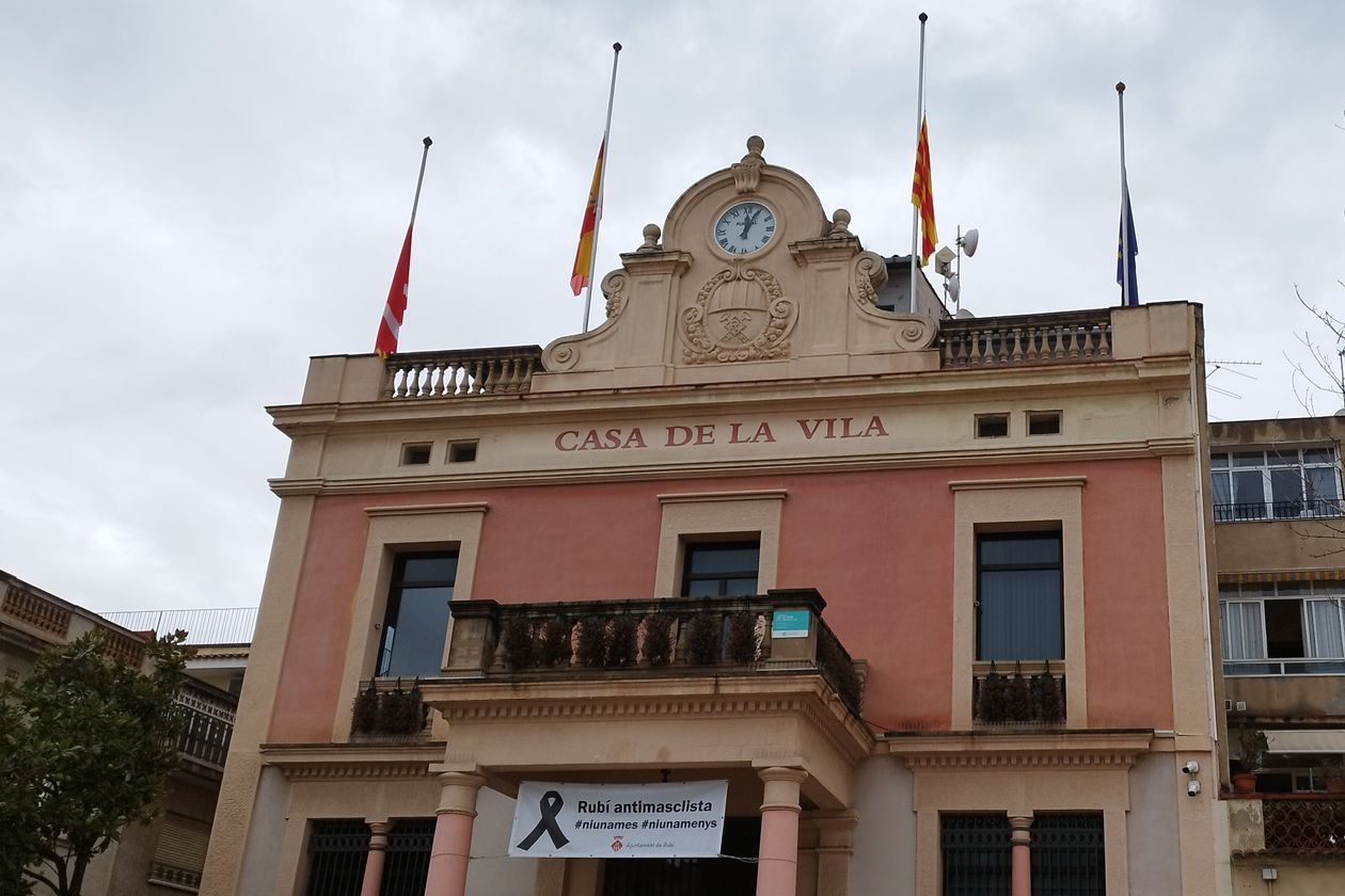 Durant tres dies, es posen a mitja asta les banderes que hi ha a la Casa de la Vila i la façana s'il·luminarà de color lila. Foto: Ajuntament de Rubí-Localpres