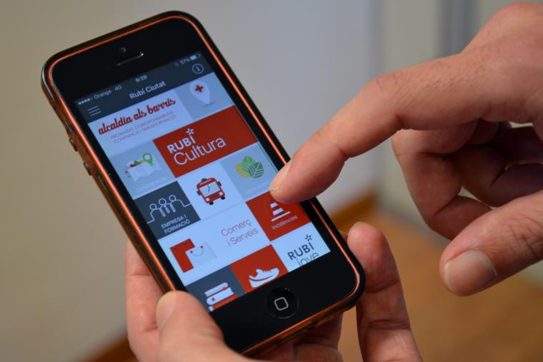 A través de l'app Rubí Ciutat pots comunicar a l'Ajuntament de forma àgil qualsevol mena d'incidència que et trobis a l'espai públic. Foto. Arxiu