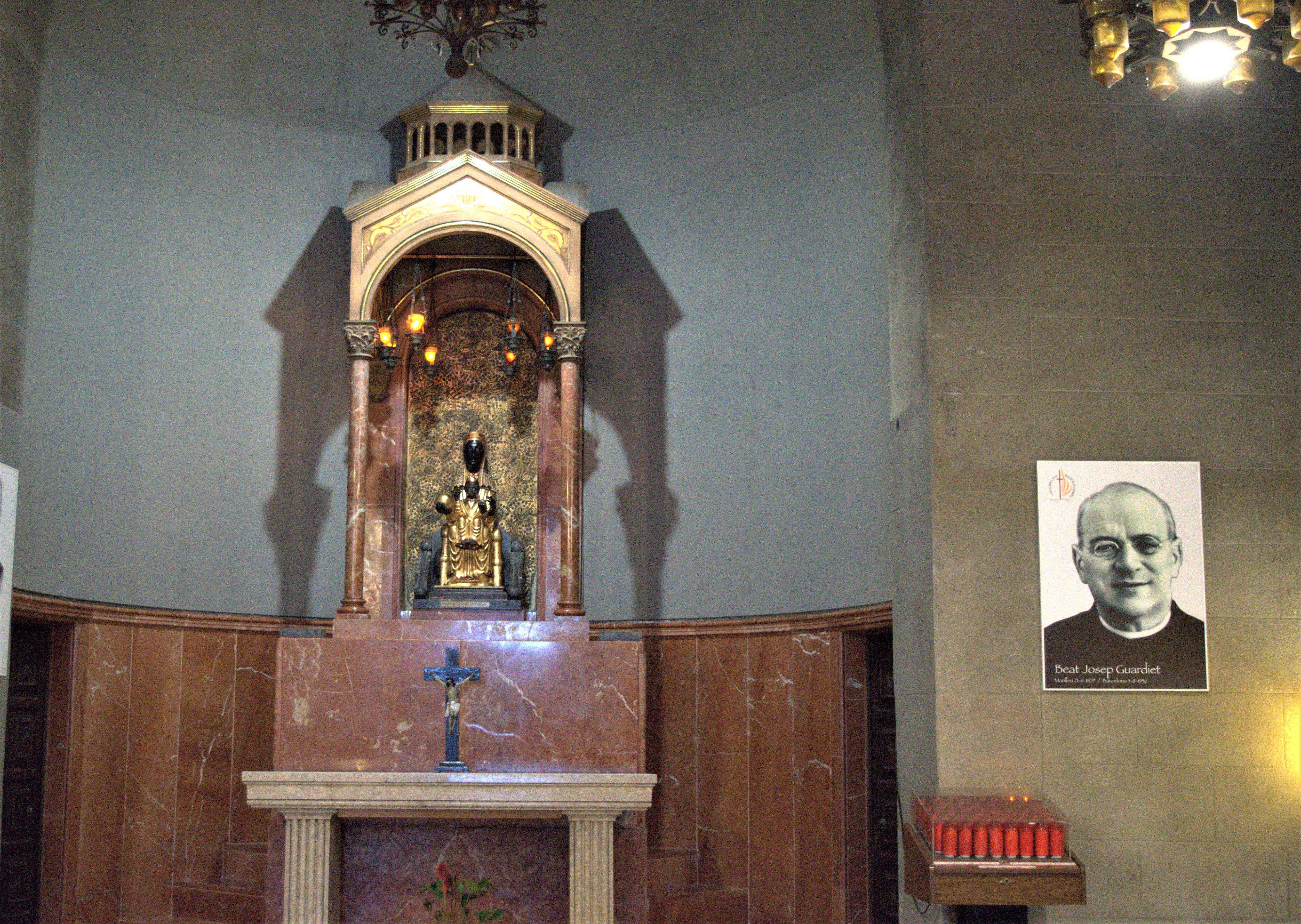 Aquesta fotografia va ser presa el passat mes d’abril per Àngel Vicente dins l’església de Sant Pere de Rubí i ens mostra l’altar dedicat a la Mare de Déu de Montserrat. Foto: Àngel Vicente