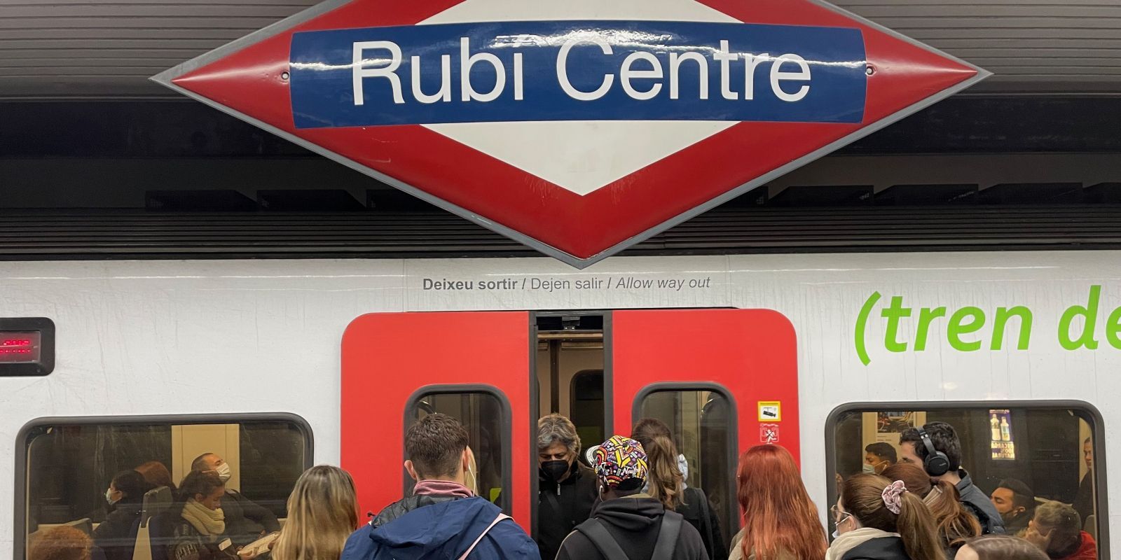 Pel que fa als treballs que s'han fet durant aquests nou dies a la línia Barcelona-Vallès, l'actuació ha afectat un tram de via de 640 metres, entre les estacions de Muntaner i Les Tres Torres. Foto: NHS Pel que fa als treballs que s'han fet durant aquests nou dies a la línia Barcelona-Vallès, l'actuació ha afectat un tram de via de 640 metres, entre les estacions de Muntaner i Les Tres Torres. Foto: NHS