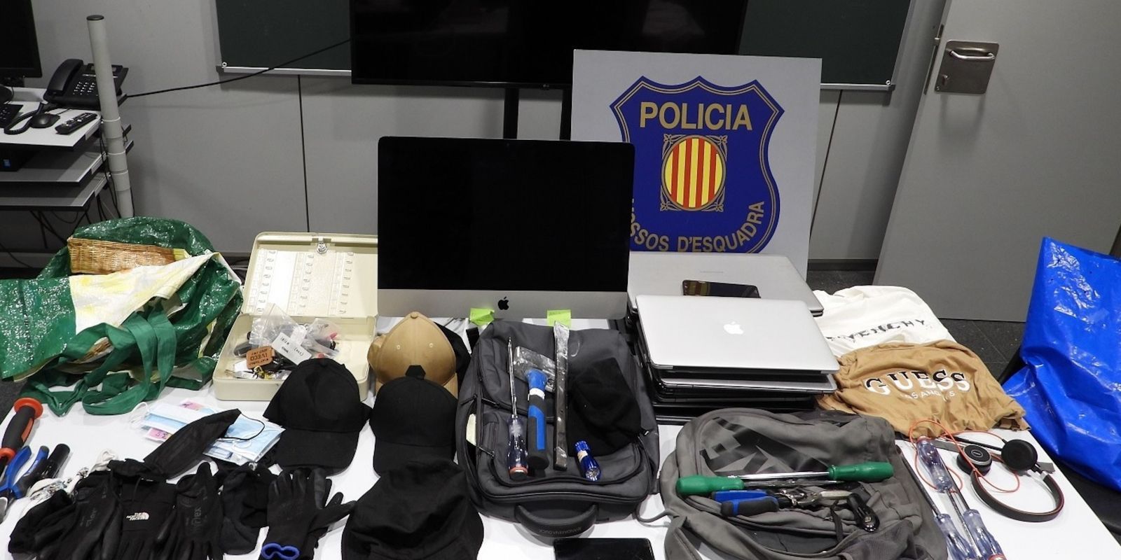 l grup hauria actuat amb gorres i mascaretes quirúrgiques per dificultar la seva identificació a través de les càmeres de seguretat. Foto: Mossos d'Esquadra