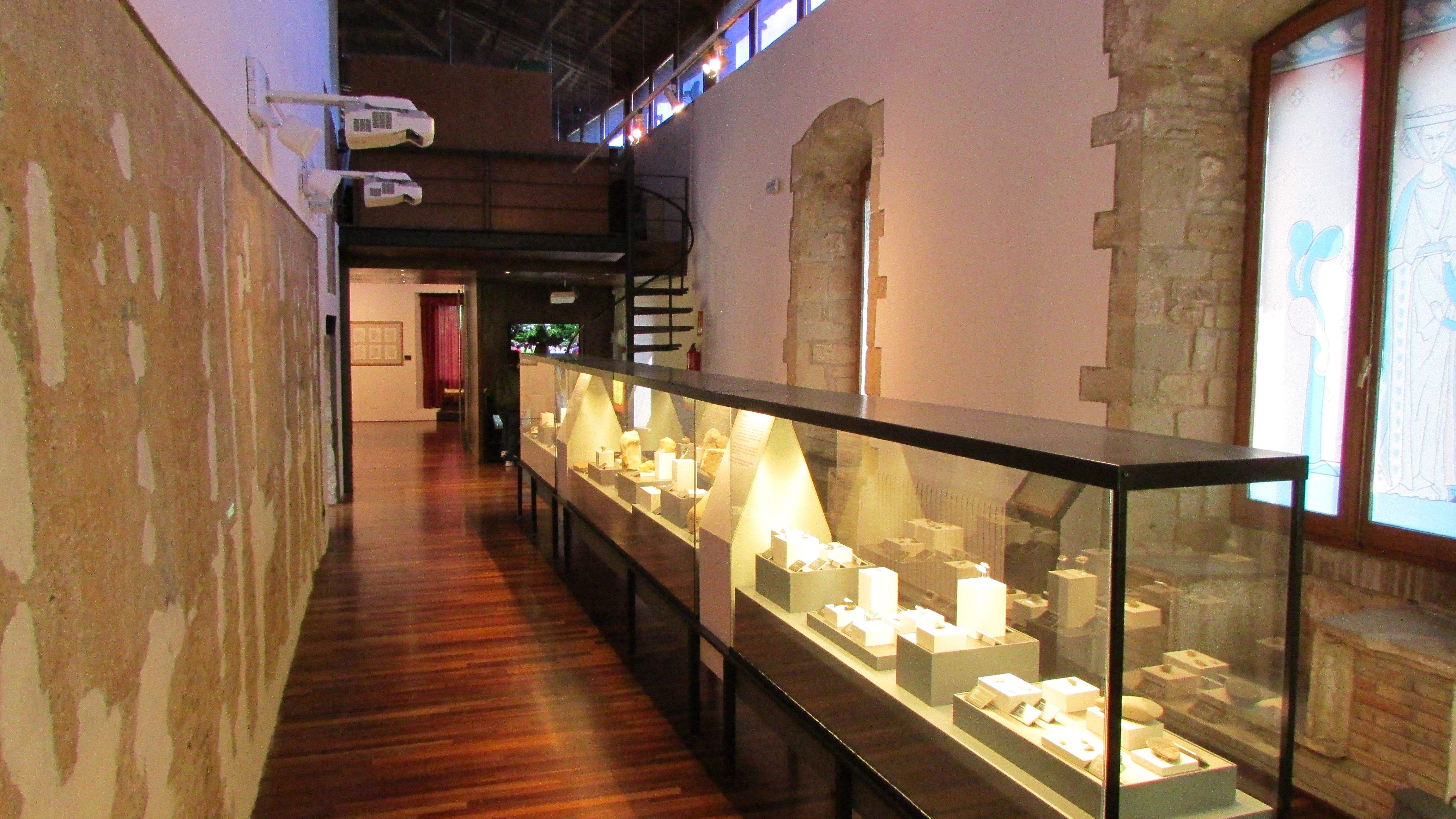L’exposició permanent es pot visitar dijous, divendres i dissabtes d'11 a 14 h; de dimecres a dissabtes de 16 a 20 h, i diumenges i festius, d'11 a 14 h. Dilluns i dimarts el castell es troba tancat. Foto: Ramon Llorens | Jordi Vilalta L’exposició permanent es pot visitar dijous, divendres i dissabtes d'11 a 14 h; de dimecres a dissabtes de 16 a 20 h, i diumenges i festius, d'11 a 14 h. Dilluns i dimarts el castell es troba tancat. Foto: Ramon Llorens | Jordi Vilalta