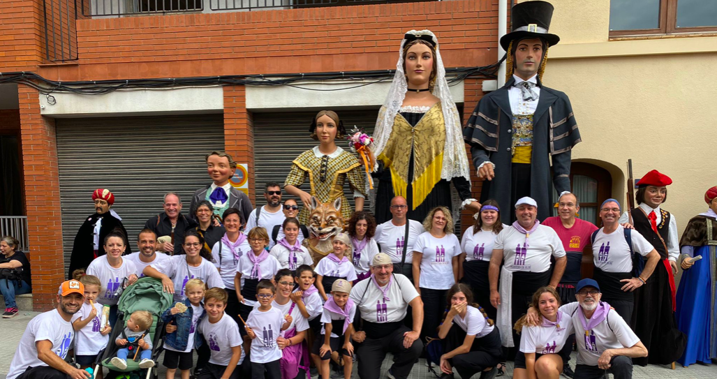 Els gegants Roc, Paula, Laia, Galderic i Orelletes, juntament amb la colla de geganters es van desplaçar a la població osonenca de Centelles. Foto: Colla Geganters de Rubí Els gegants Roc, Paula, Laia, Galderic i Orelletes, juntament amb la colla de geganters es van desplaçar a la població osonenca de Centelles. Foto: Colla Geganters de Rubí