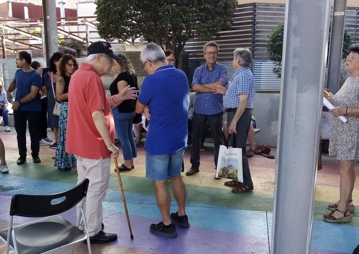 El portaveu dels comuns al consistori, Andrés Medrano, ha donat unes paraules per rememorar a Salvador Allende, i ha manifestat que cal no oblidar el que va succeir. Foto: Redacció El portaveu dels comuns al consistori, Andrés Medrano, ha donat unes paraules per rememorar a Salvador Allende, i ha manifestat que cal no oblidar el que va succeir. Foto: Redacció