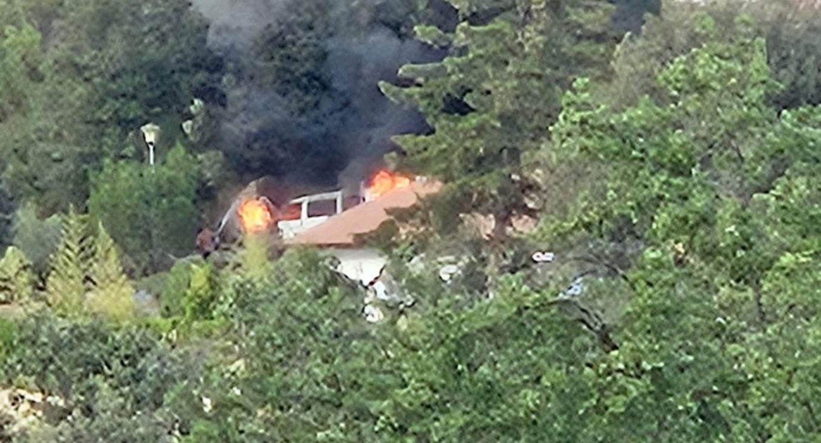 Un vehicle es crema al carrer de les Camèlies. Foto: Cedida| J.Gracia