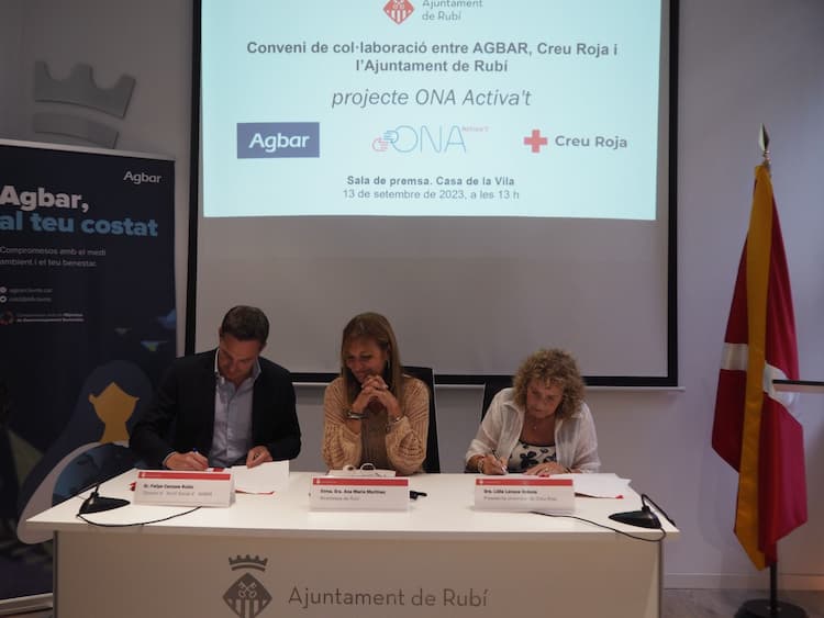 Signatura del conveni ONA activa't a Rubí per fomentar la inserció laboral de persones vulnerables. FOTO: Cedida