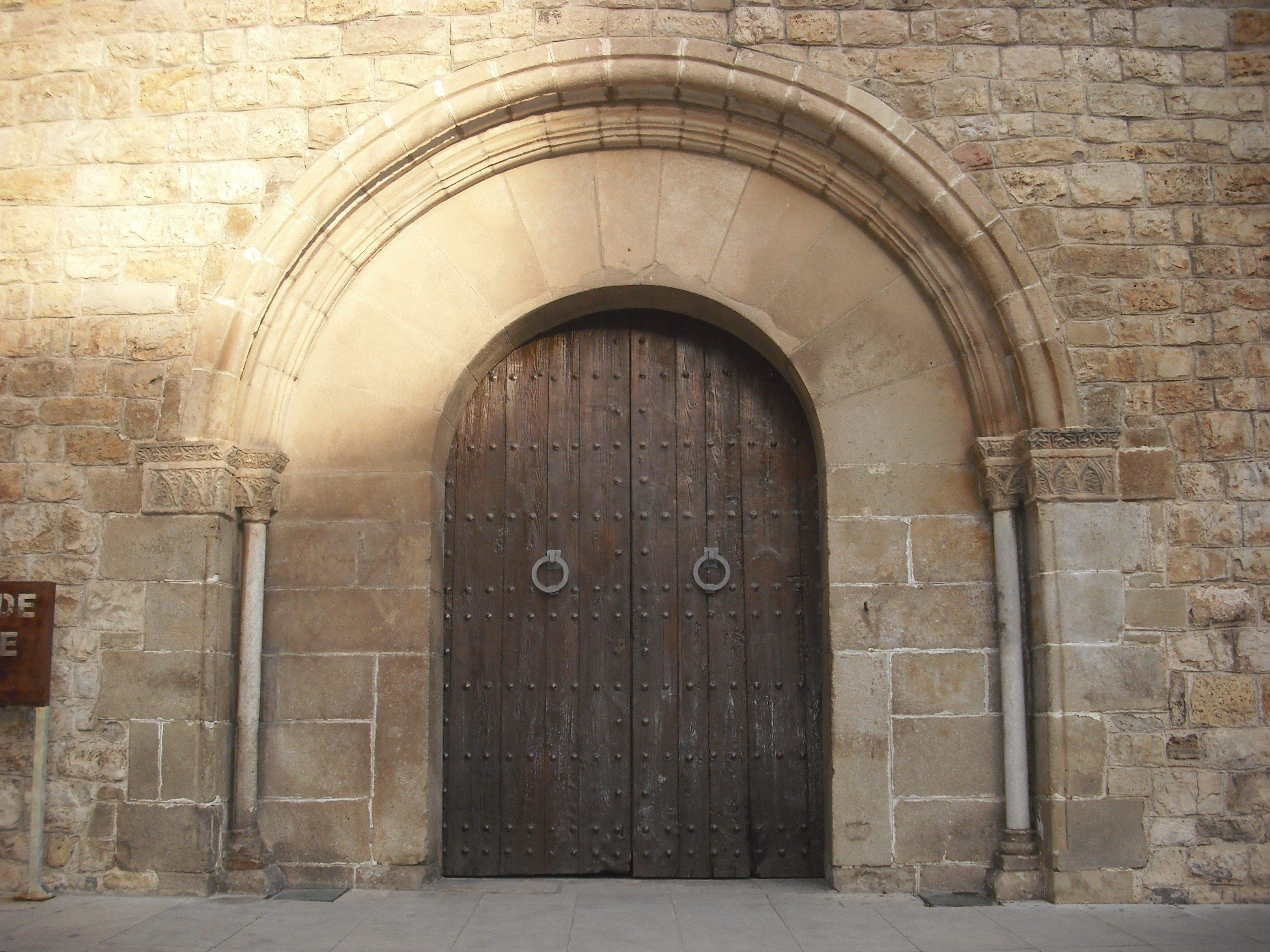 La imatge fou presa per l’autor d’aquestes línies el novembre del 2010 i ens mostra la portalada romànica de l’església de Sant Pere de Rubí. Foto: Jordi Vilalta La imatge fou presa per l’autor d’aquestes línies el novembre del 2010 i ens mostra la portalada romànica de l’església de Sant Pere de Rubí. Foto: Jordi Vilalta