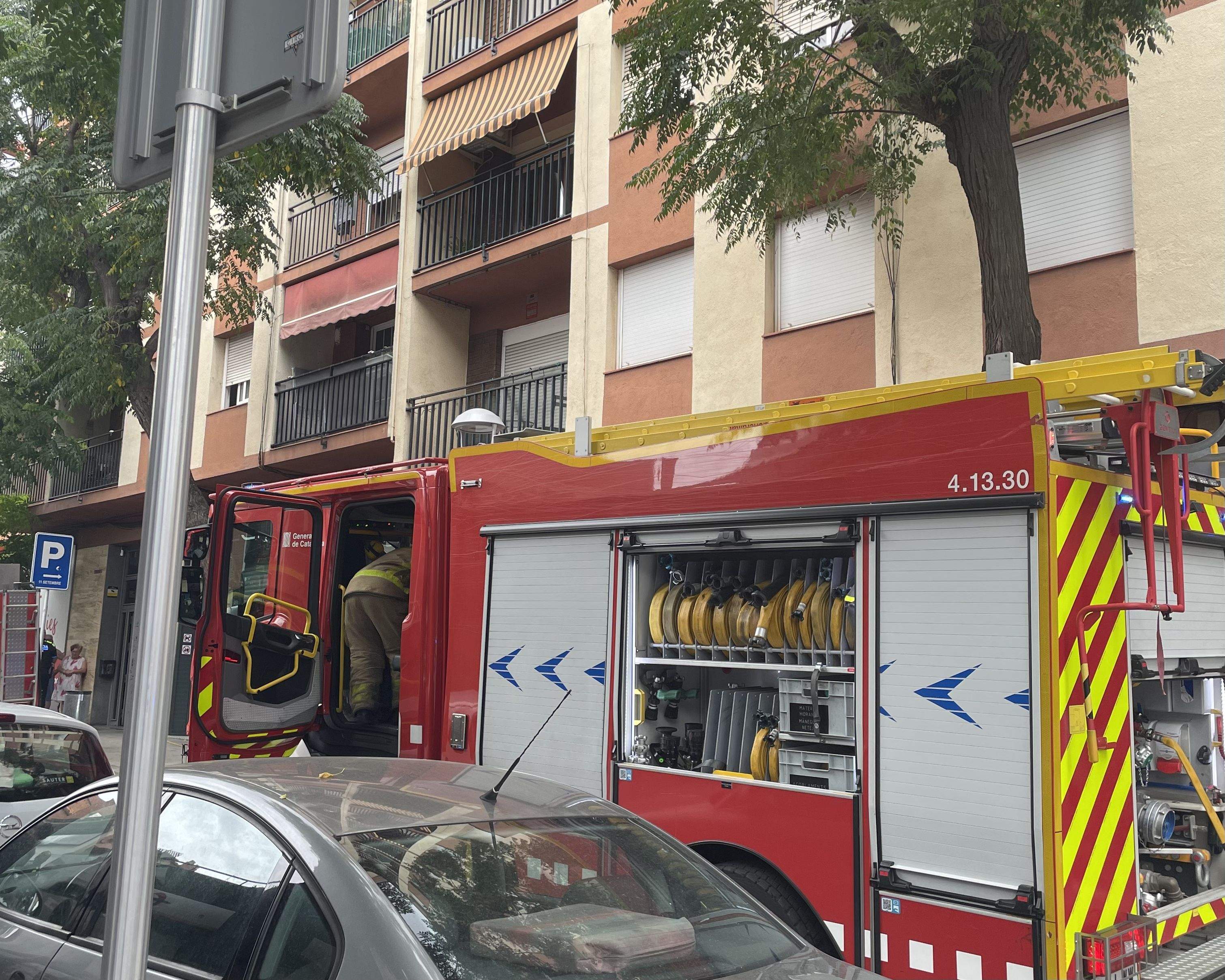 A prop de les 15h, tres dotacions de bombers i altres del Servei d'Emergències Mèdiques, han arribat al carrer Cervantes. Foto: Redacció A prop de les 15h, tres dotacions de bombers i altres del Servei d'Emergències Mèdiques, han arribat al carrer Cervantes. Foto: Redacció