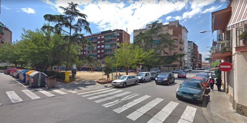 L'Associació de veïns i comerciants del barri tornen a omplir la seva plaça gran per a gaudir d'una jornada plena de cultura. Foto: Google Maps