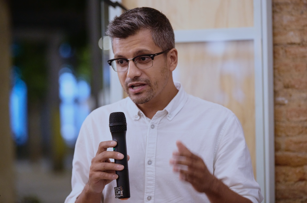 El líder de la formació també creu que s'hauria de rebaixar un 50% el preu de l'entrada a la piscina municipal. Foto: Junts Rubí