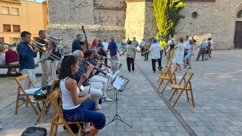 Les cobles Mediterrània i Marinada van omplir la plaça del Doctor Guardiet amb música i sardanes. Foto: Foment de la Sardana de Rubí