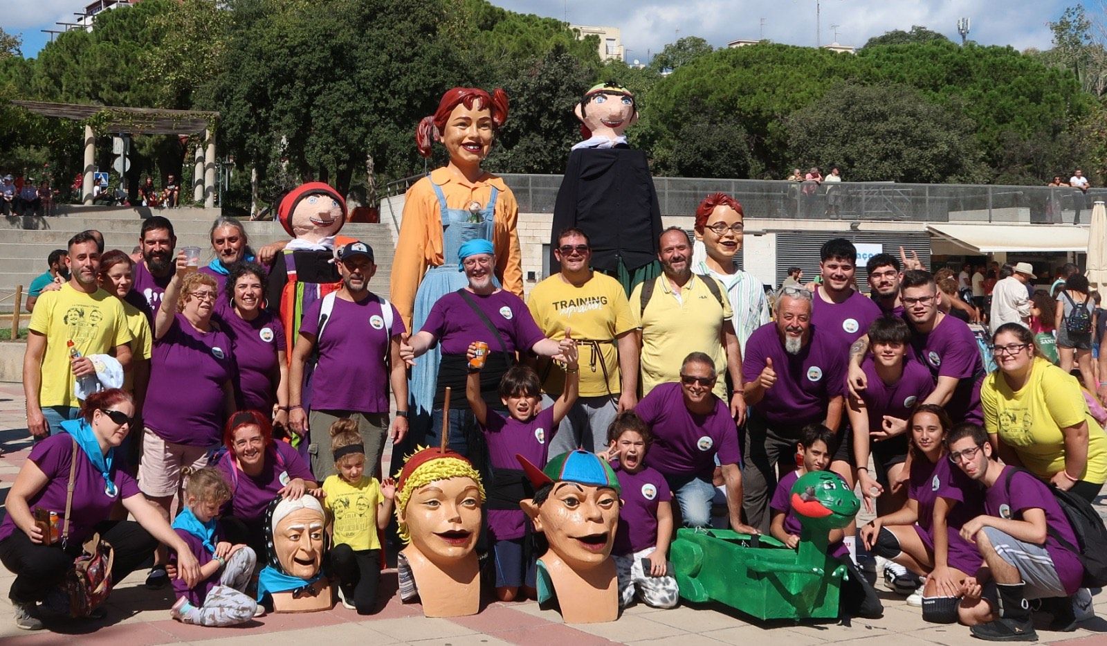 A les 12h, les figures van sortir en cercavila pels carrers de la ciutat fins a arribar a la plaça Catalunya, on es van fer la presentació, l'entrega de recordatoris i el ball final. Foto: Colla Gegantera de Ca n'Oriol