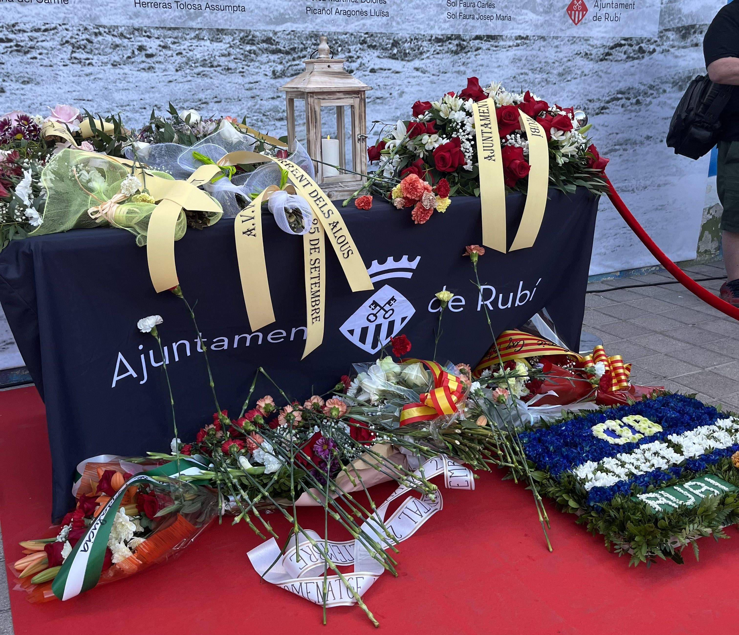 Al final de l'acte, la ciutadania ha disposat de flors que s'han posat al seu abast, i tothom el que ha volgut, ha agafat una i l'ha deixat a l'altar per a totes les víctimes d'aquella nit que va marcar la història de Rubí. Foto: Pablo Sánchez-Montañés