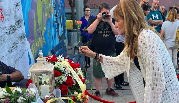 L'alcaldessa posa una flor per a la memòria de les víctimes. Foto: Pablo Sánchez-Montañés