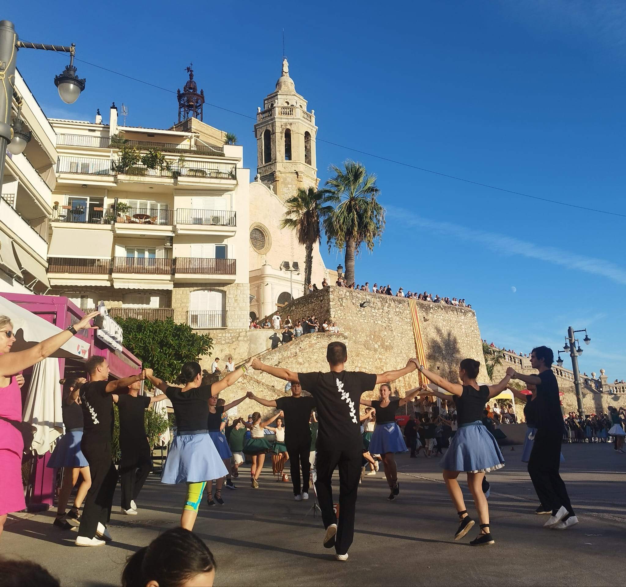Les colles Brots de Galzeran (juvenil) i Galzeran (grans) van actuar diumenge passat al 33è concurs de colles sardanistes de Sitges. Foto: Escola de Sardanes Flor de Neu