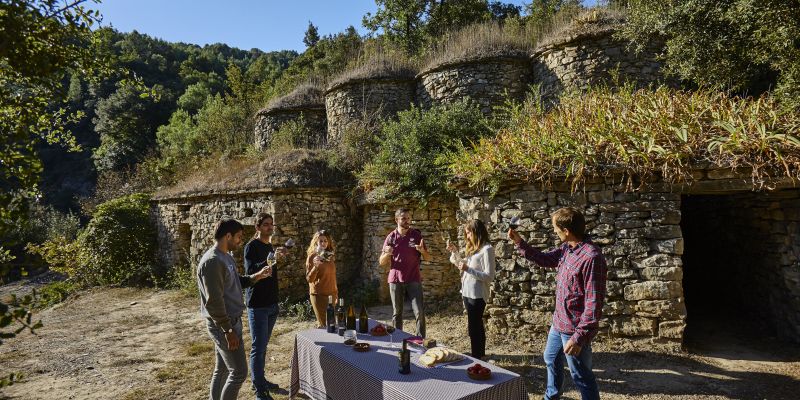 El tast de vins i les tines de pedra seca al Pont de Vilomara són perfectes per a una escapada d'enoturisme. FOTO: Marc Castellet