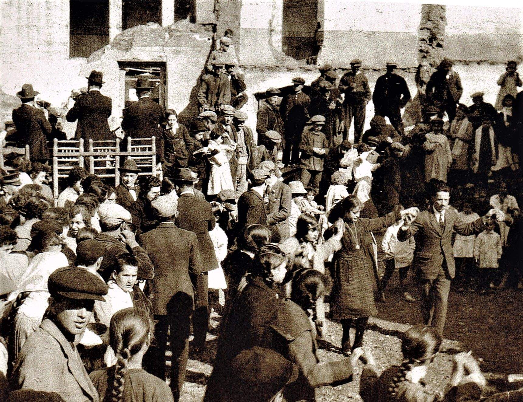 La fotografia va ser cedida per Maria Rusiñol Font per al llibre L'Abans (2002), de Meritxell Torné, i ens mostra una ballada de sardanes organitzada per l'Associació Joventut Nacionalista. Foto: Maria Rusiñol Font | Jordi Vilalta