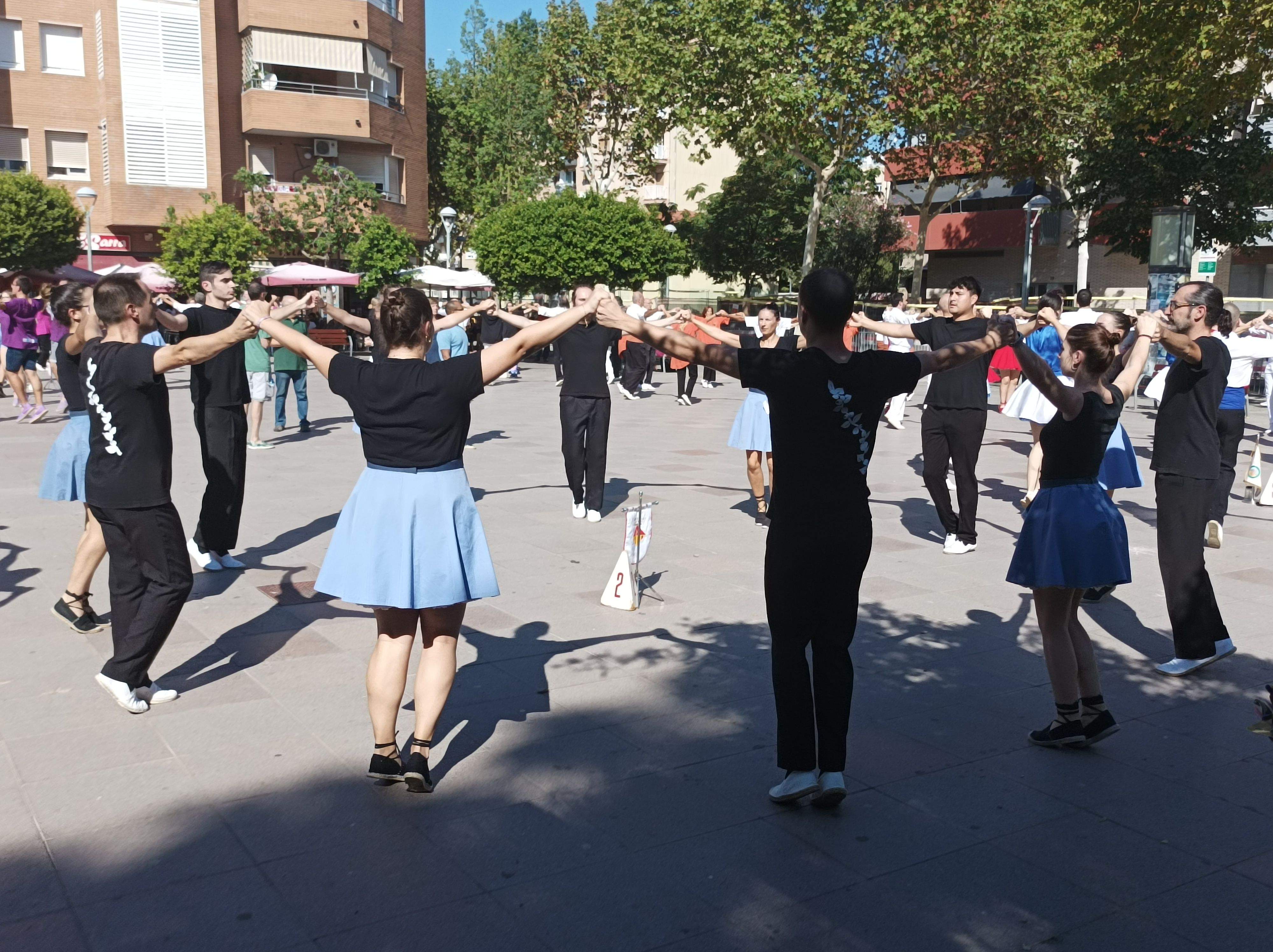 Les colles Brots de Galzeran (juvenil) i Galzeran (grans) van actuar el diumenge passat, 1 d'octubre, al concurs de colles sardanistes de Cornellà de Llobregat. Foto: Escola Flor de Neu