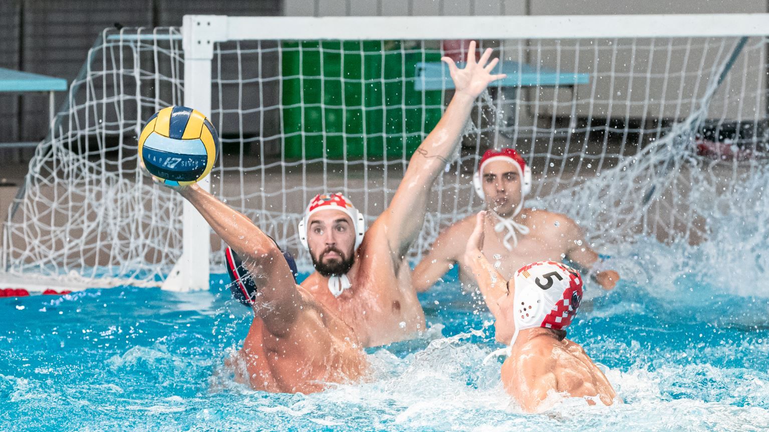 L'equip contrari va posar-se amb dos gols d'avantatge al descans, però els nostres waterpolistes van capgirar el resultat amb un gran parcial de 6-4. Foto: CN Rubí