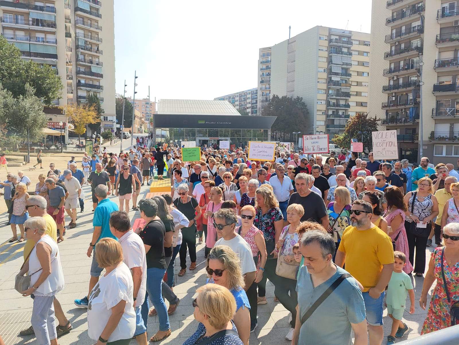 Més de 200 persones i 49 entitats han participat en la manifestació en defensa de la sanitat pública. Foto: Eric Marco  Més de 200 persones i 49 entitats han participat en la manifestació en defensa de la sanitat pública. Foto: Eric Marco