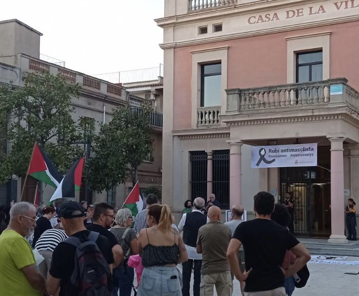 El dijous dia 19 d'octubre a les 18:30 h a la mateixa ubicació es continuarà les activitats d'Aturem les guerres en general i, de les més presents en particular, les d'Ucraïna i el conflicte israelià-palestí. Foto: Cedida