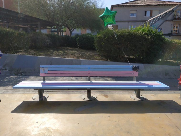 El banc de la plaça Salvador Allende amb la bandera trans, dedicat a Alan Montoliu Foto: Arxiu | Redacció