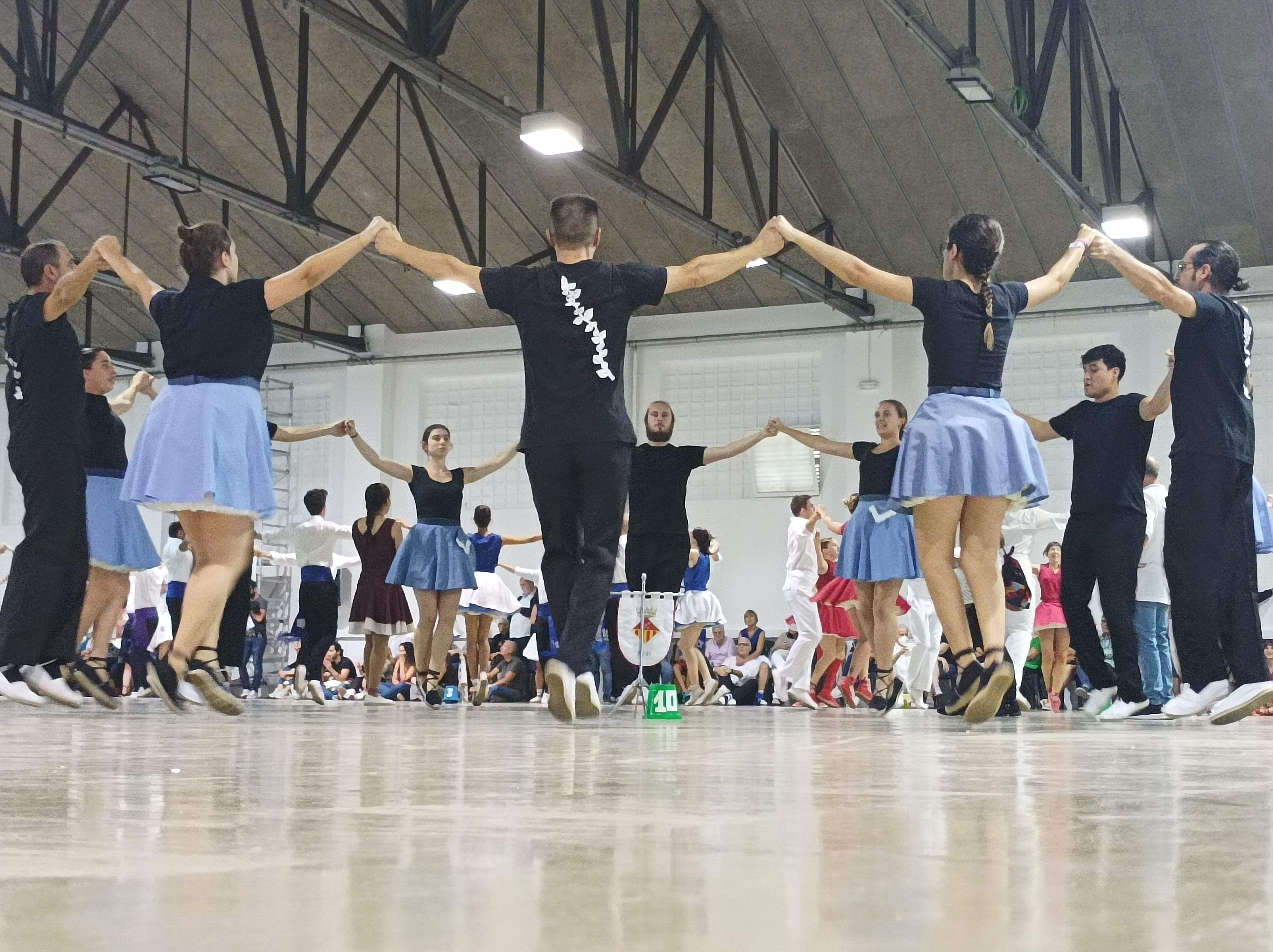 Colla Galzeran a Terrassa. FOTO: Escola de Sardanes Flor de Neu