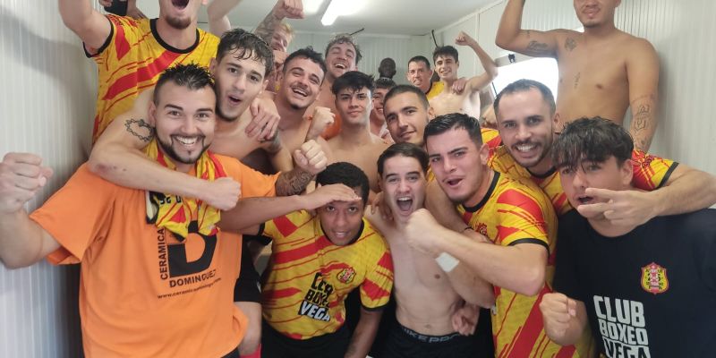L'equip del Veinti celebrant la victòria. FOTO: Cedida L'equip del Veinti celebrant la victòria. FOTO: Cedida