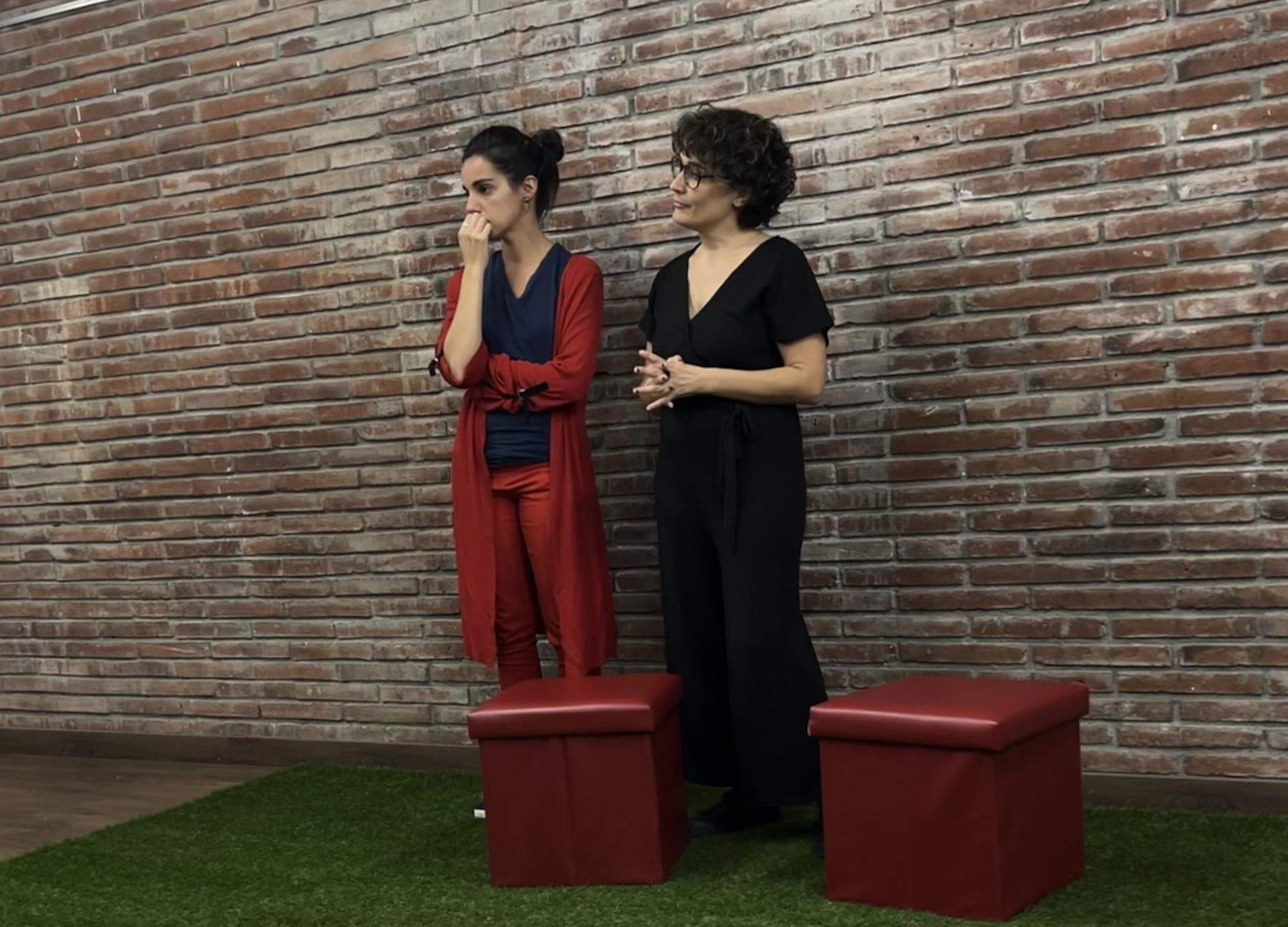 S'ha volgut conscienciar als assistents de la realitat de les persones trans a través de situacions trànsfobes simulades i interactives amb el públic. Foto: Redacció