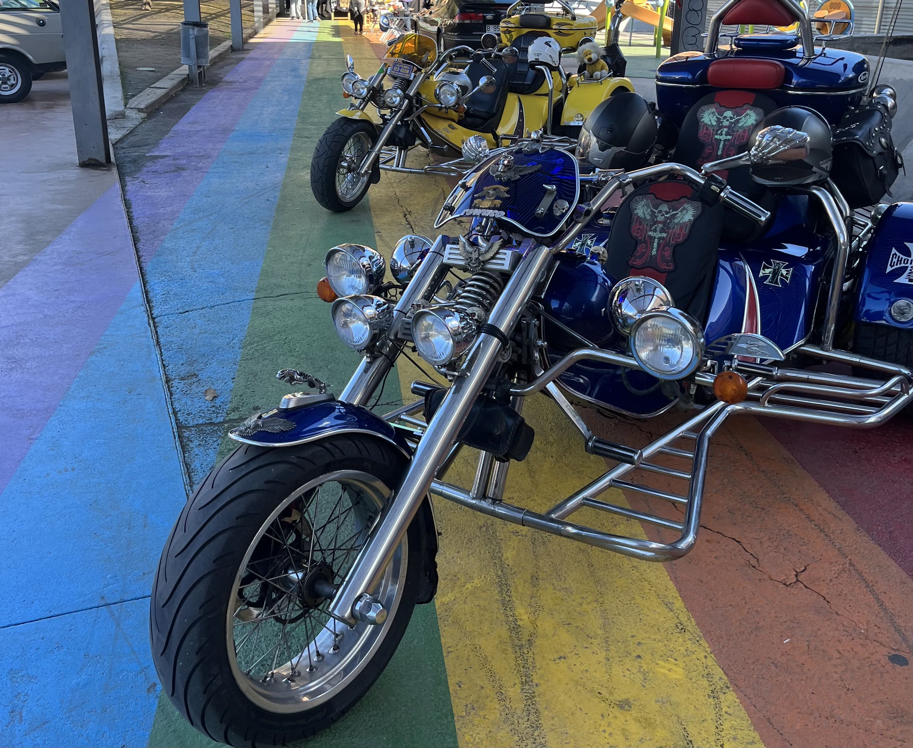 L'exposició de vehicles antics torna a la plaça de Salvador Allende. Foto: Redacció