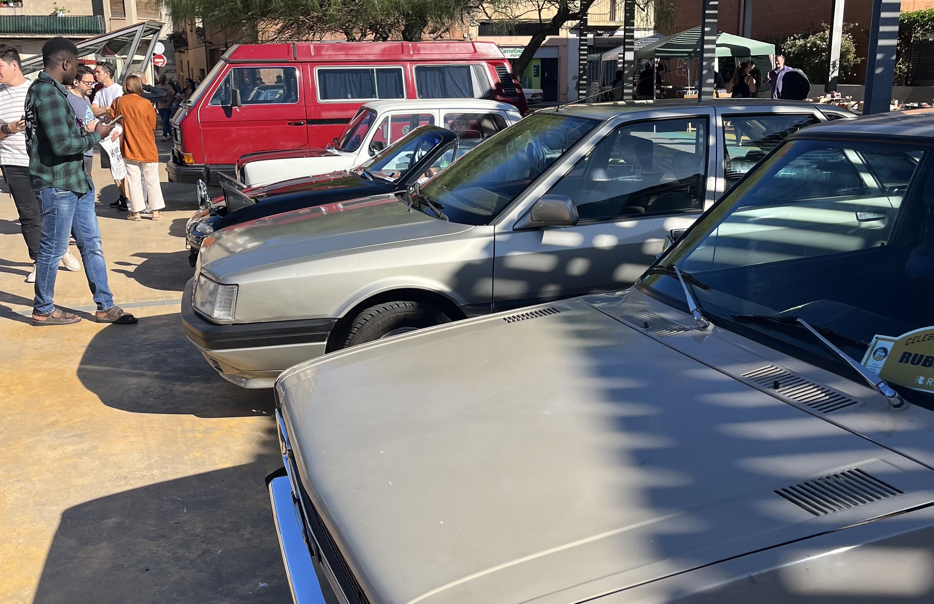 L'exposició de vehicles antics torna a la plaça de Salvador Allende. Foto: Redacció