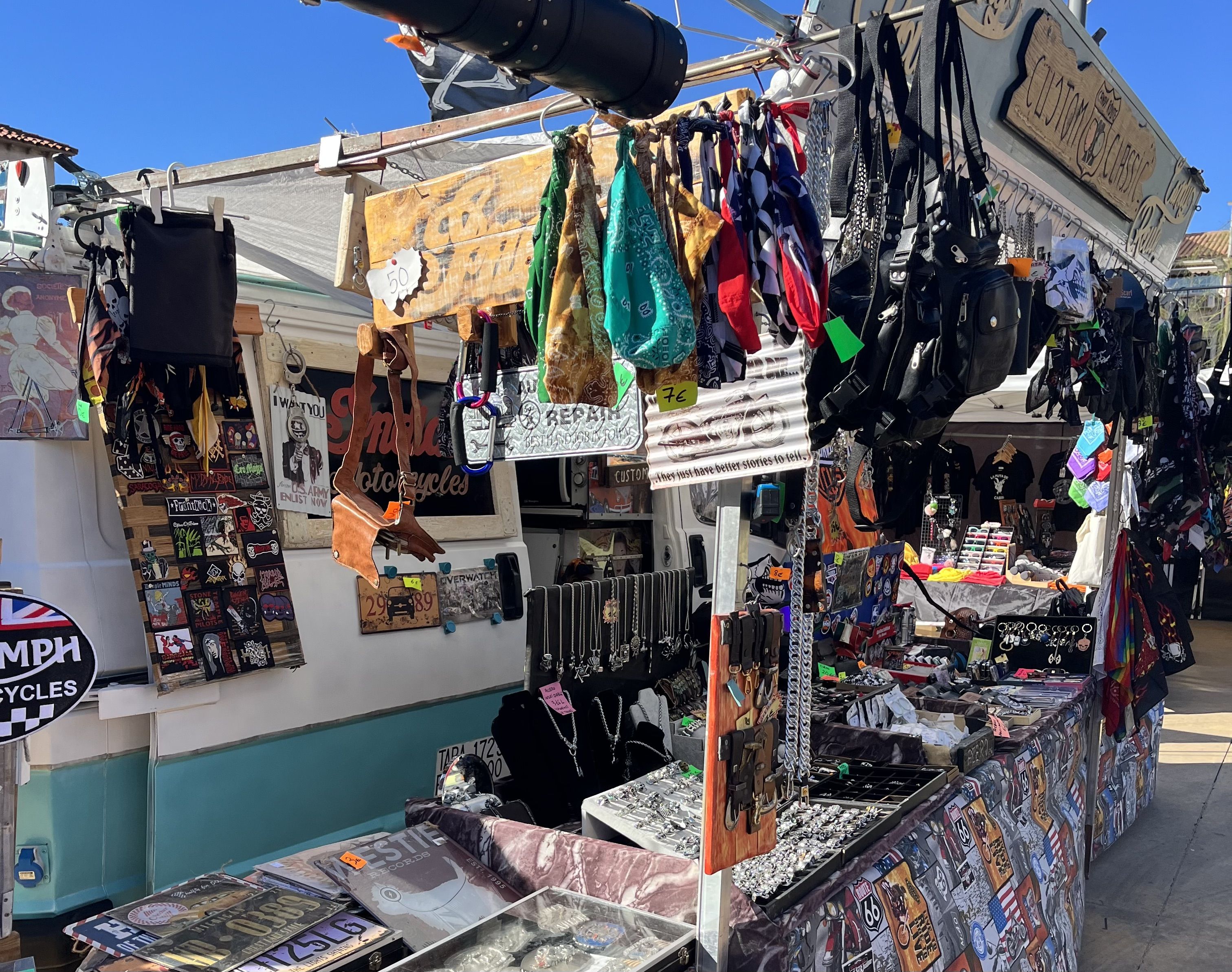 L'exposició de vehicles antics torna a la plaça de Salvador Allende. Foto: Redacció