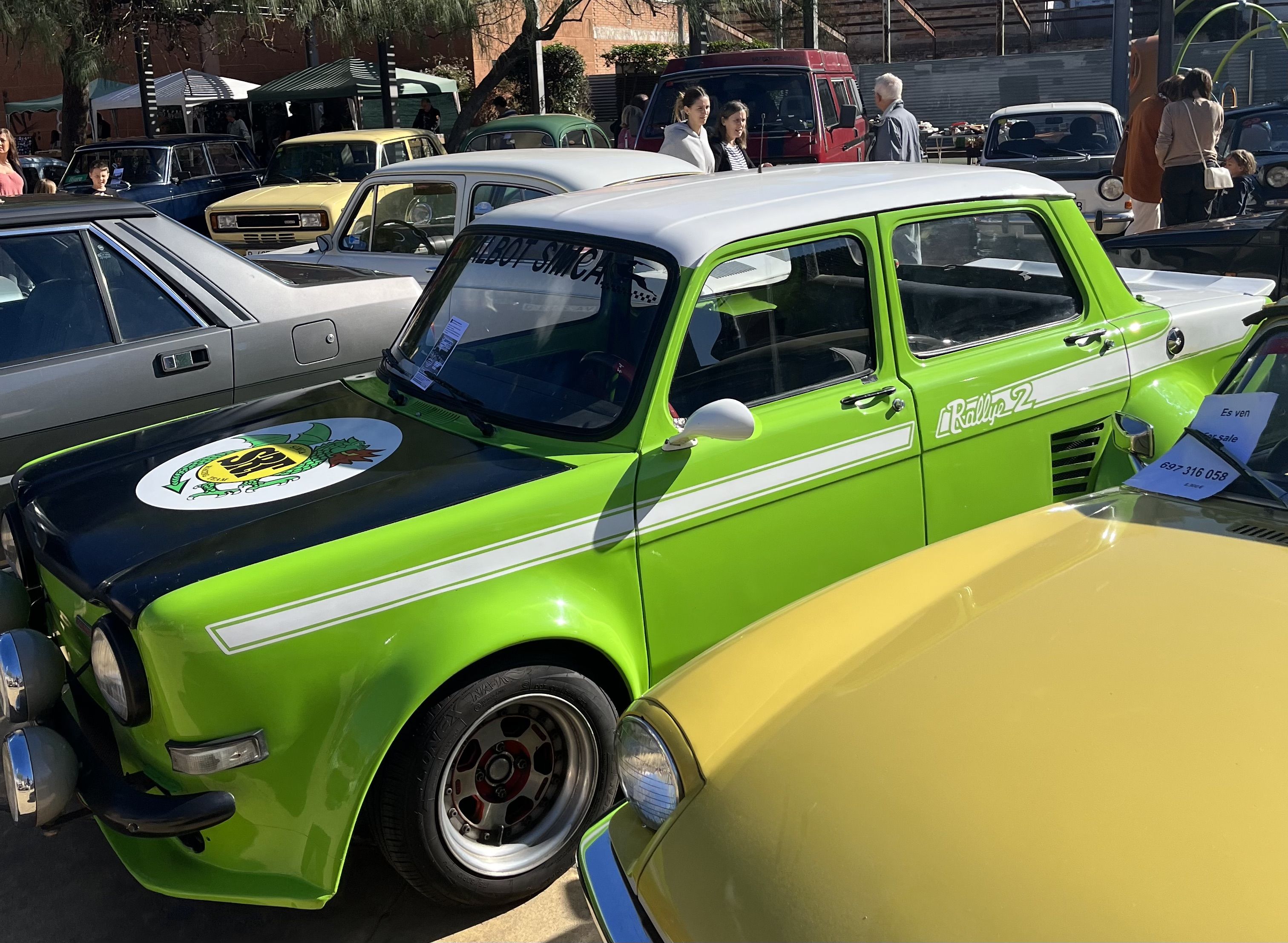 L'exposició de vehicles antics torna a la plaça de Salvador Allende. Foto: Redacció