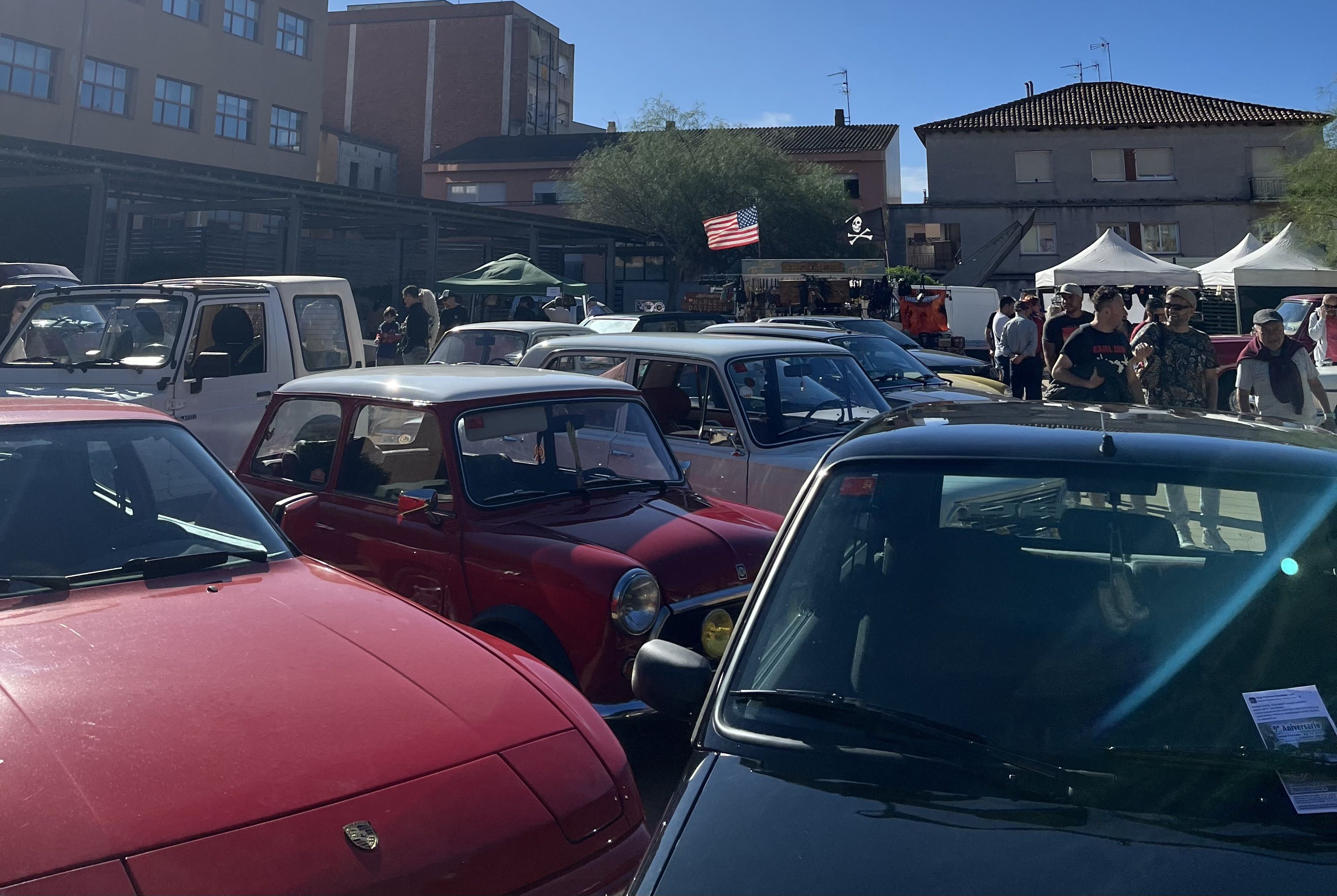 L'exposició de vehicles antics torna a la plaça de Salvador Allende. Foto: Redacció