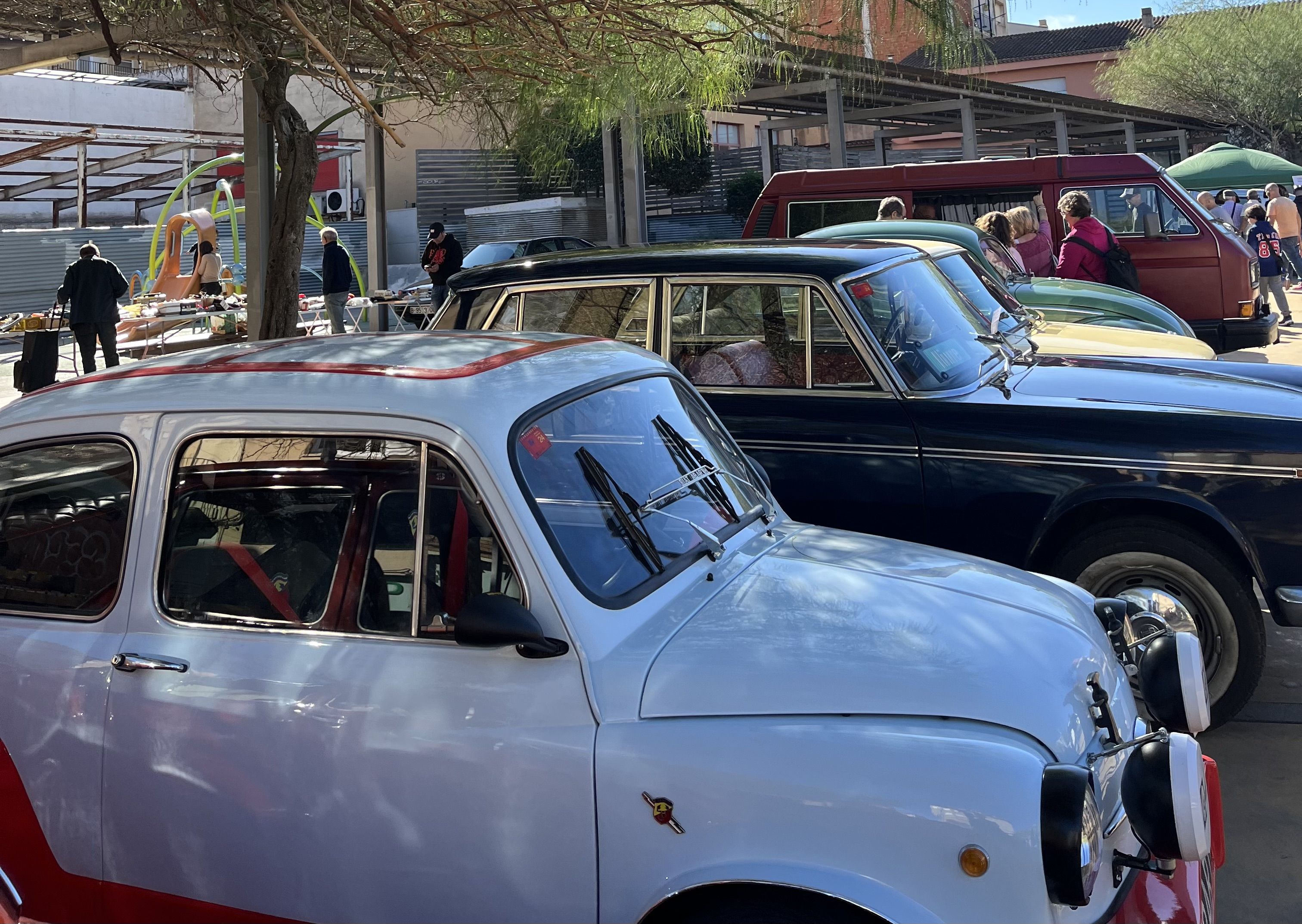 L'exposició de vehicles antics torna a la plaça de Salvador Allende. Foto: Redacció