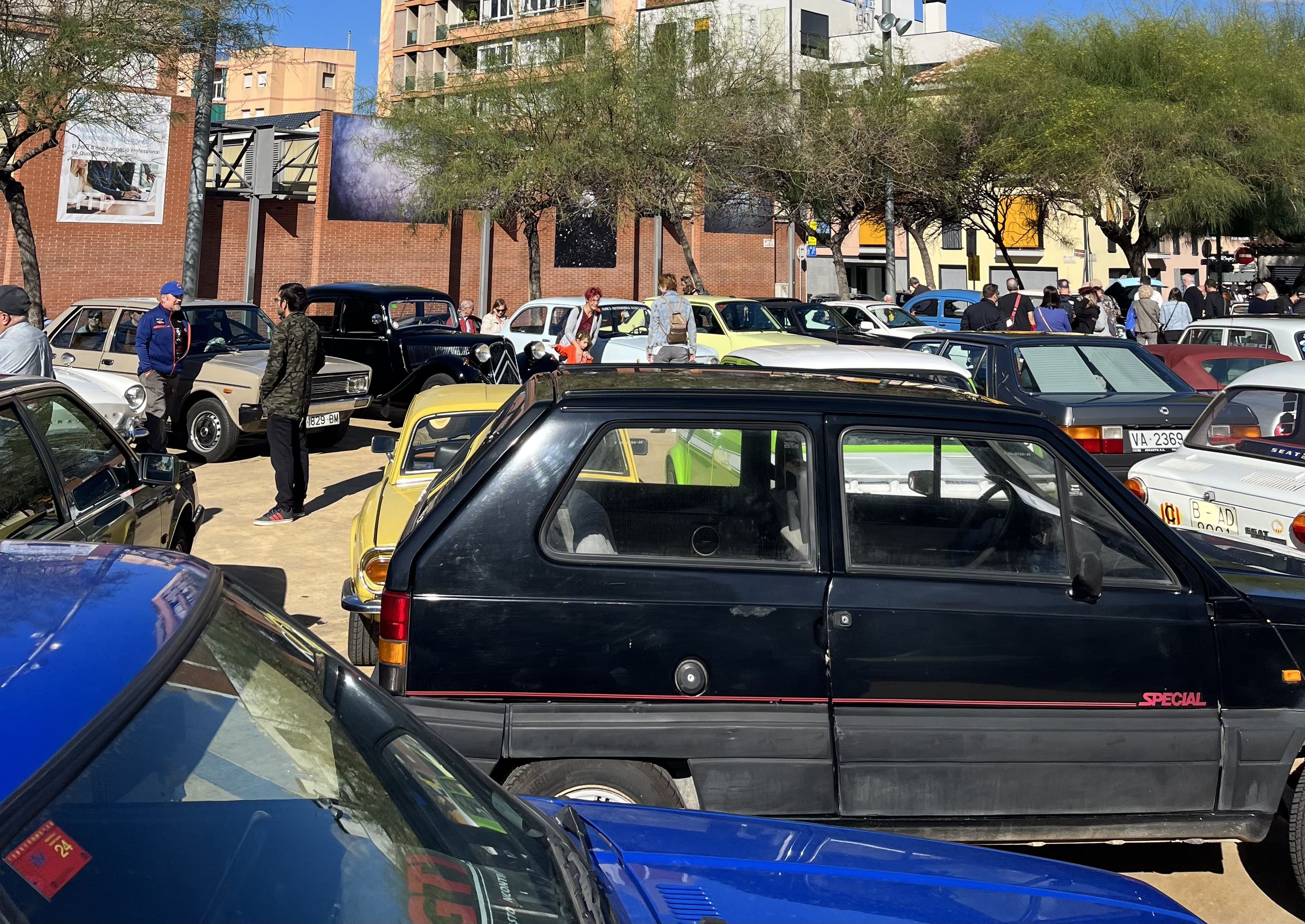 L'exposició de vehicles antics torna a la plaça de Salvador Allende. Foto: Redacció