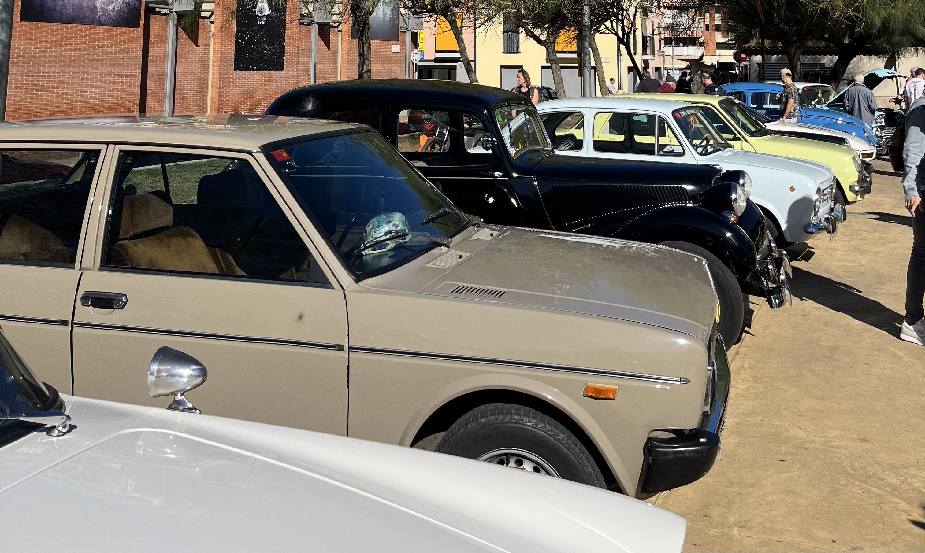 L'exposició de vehicles antics torna a la plaça de Salvador Allende. Foto: Redacció