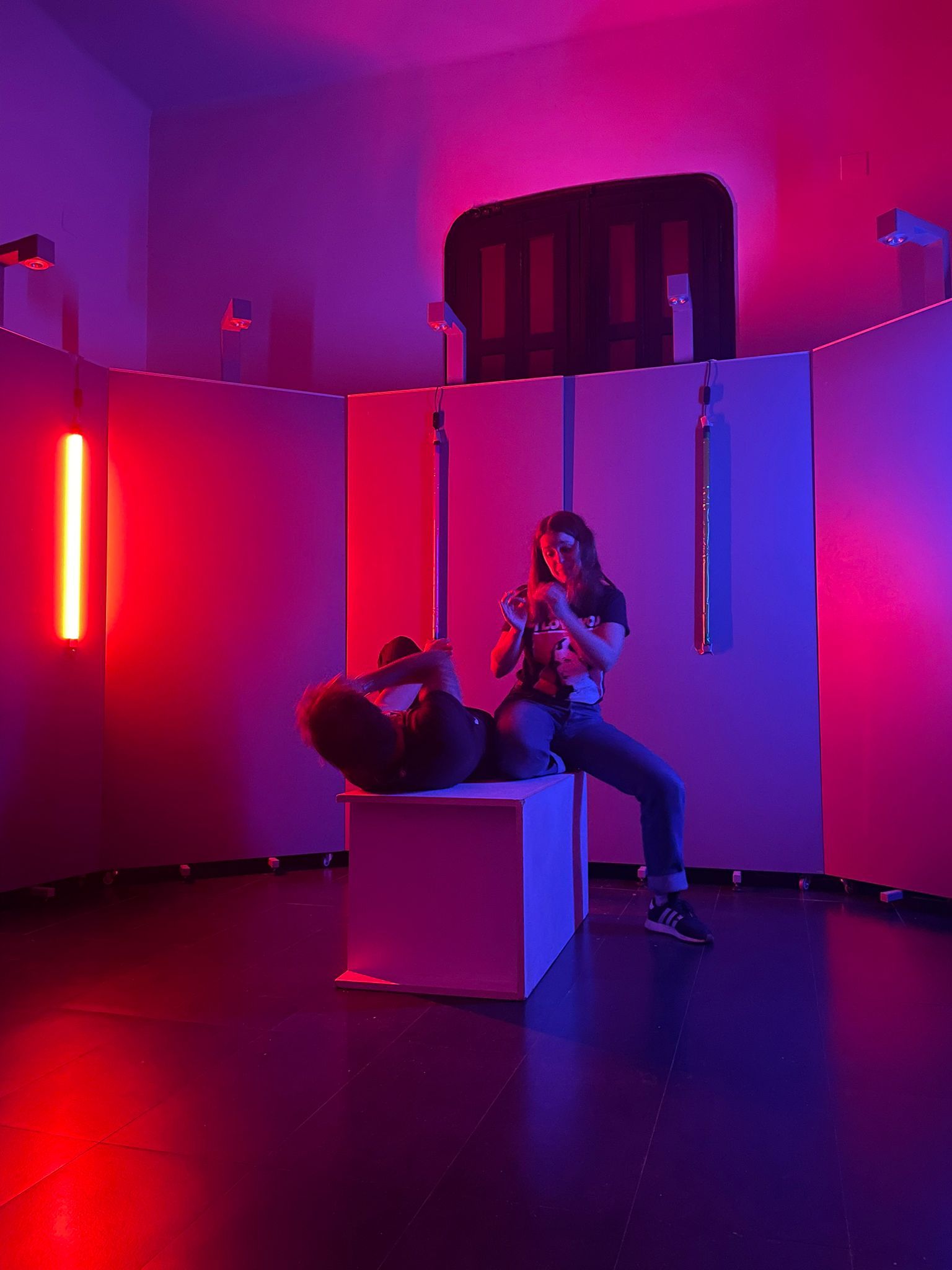 El projecte Addictes al microteatre té com a objectiu impulsar la creació escènica en petit format, posant el focus als dramaturgs i dramaturgues novells, i al jovent que interpreta a les obres. Foto: Cedida