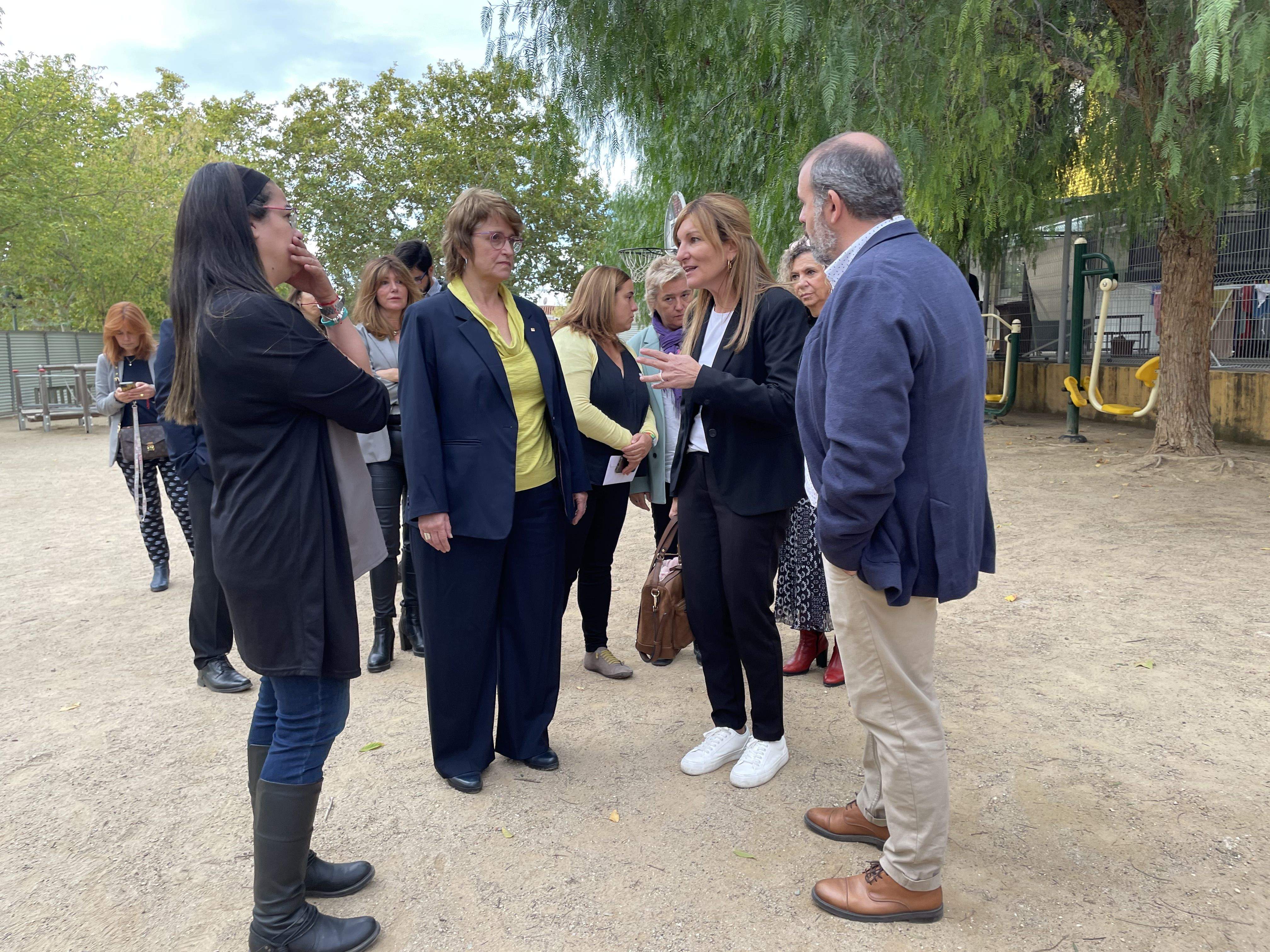 La consellera d'educació, Ana Simó, i l'alcaldessa de Rubí, Ana Maria Martínez, durant la visita el centre. FOTO: E.L.