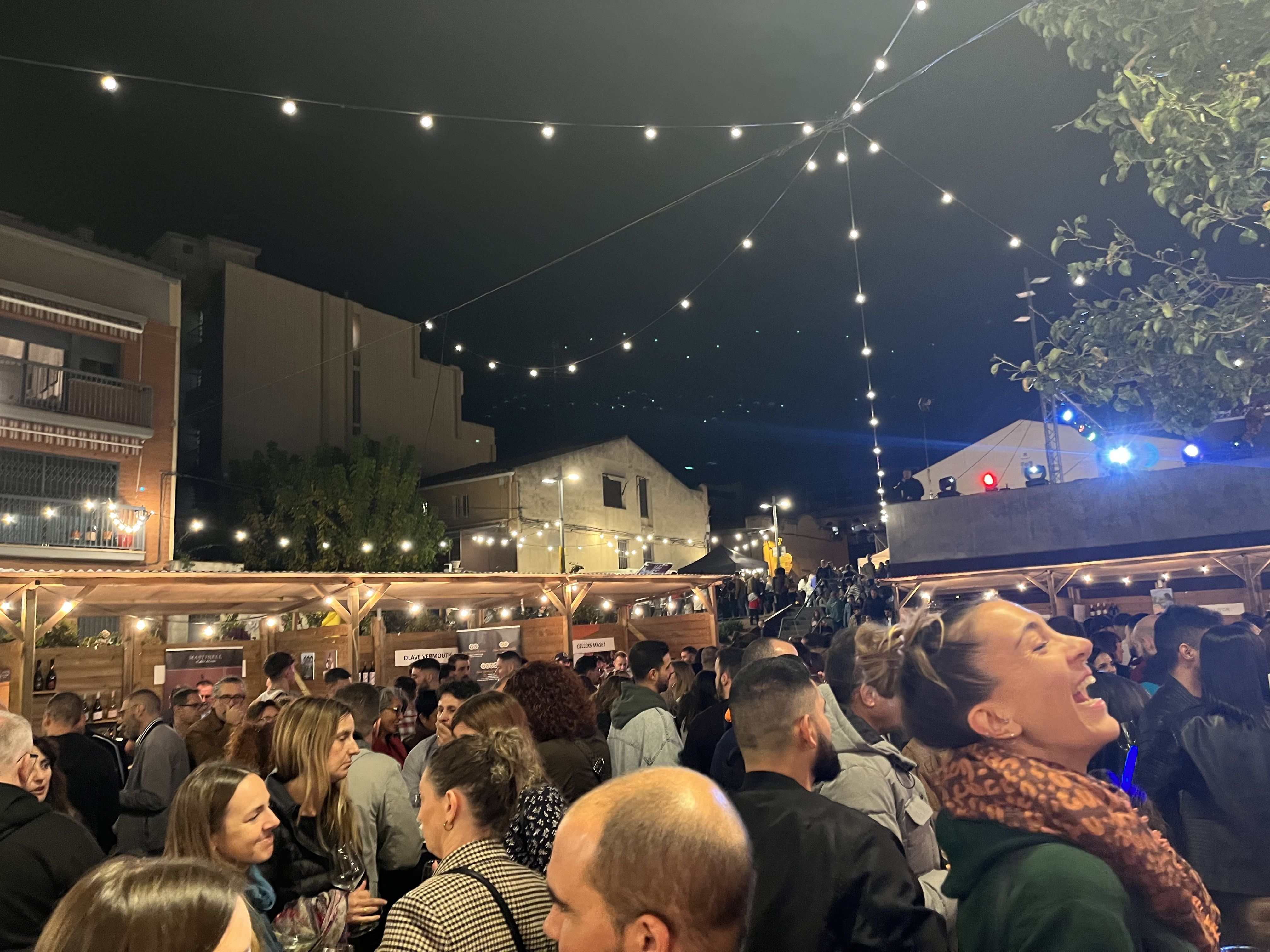 A la nit, centenars d'assistents han volgut tastar els millors vins de Catalunya. Foto: Redacció