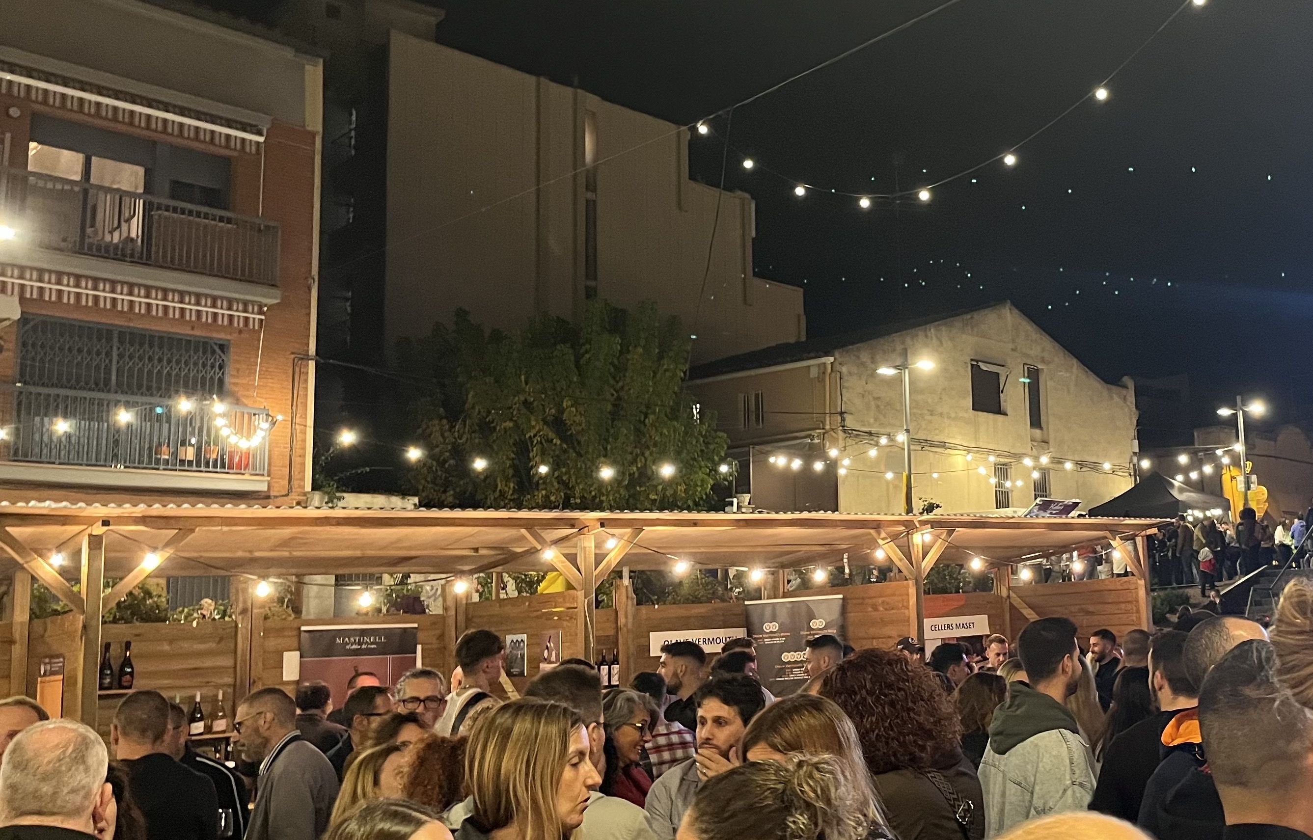 A la nit, centenars d'assistents han volgut tastar els millors vins de Catalunya. Foto: Redacció