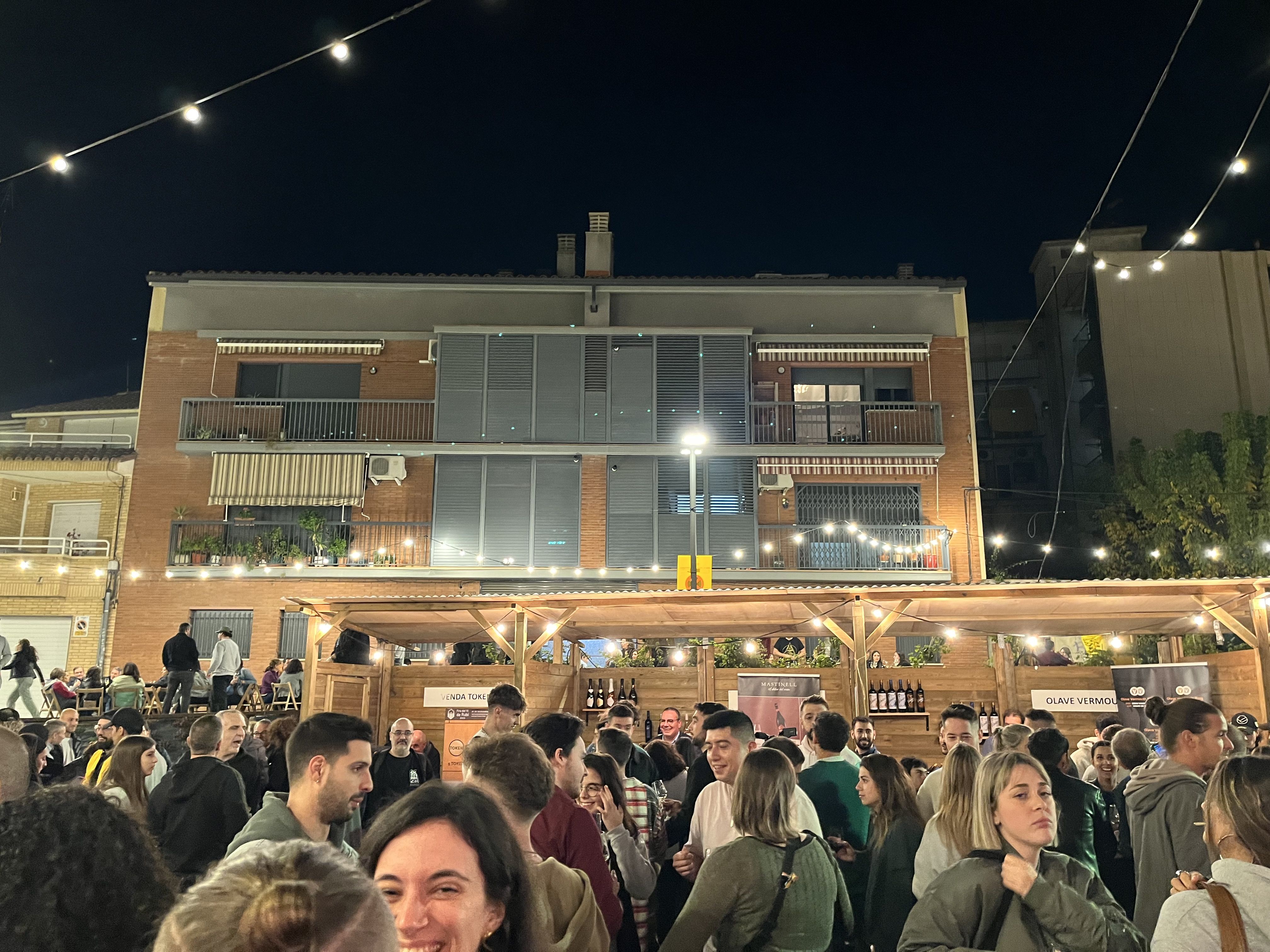 A la nit, centenars d'assistents han volgut tastar els millors vins de Catalunya. Foto: Redacció